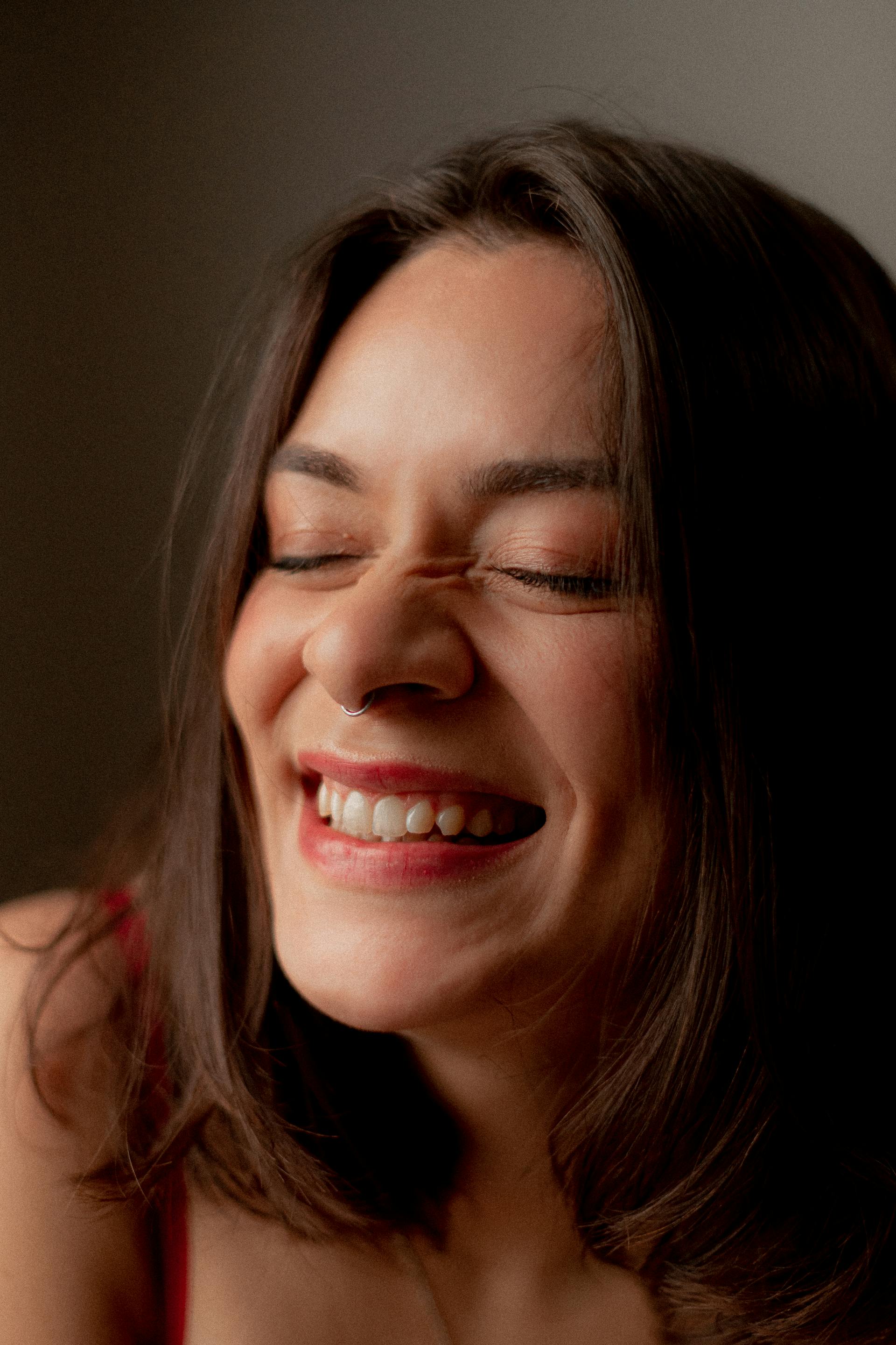 A laughing Brunette woman | Source: Pexels