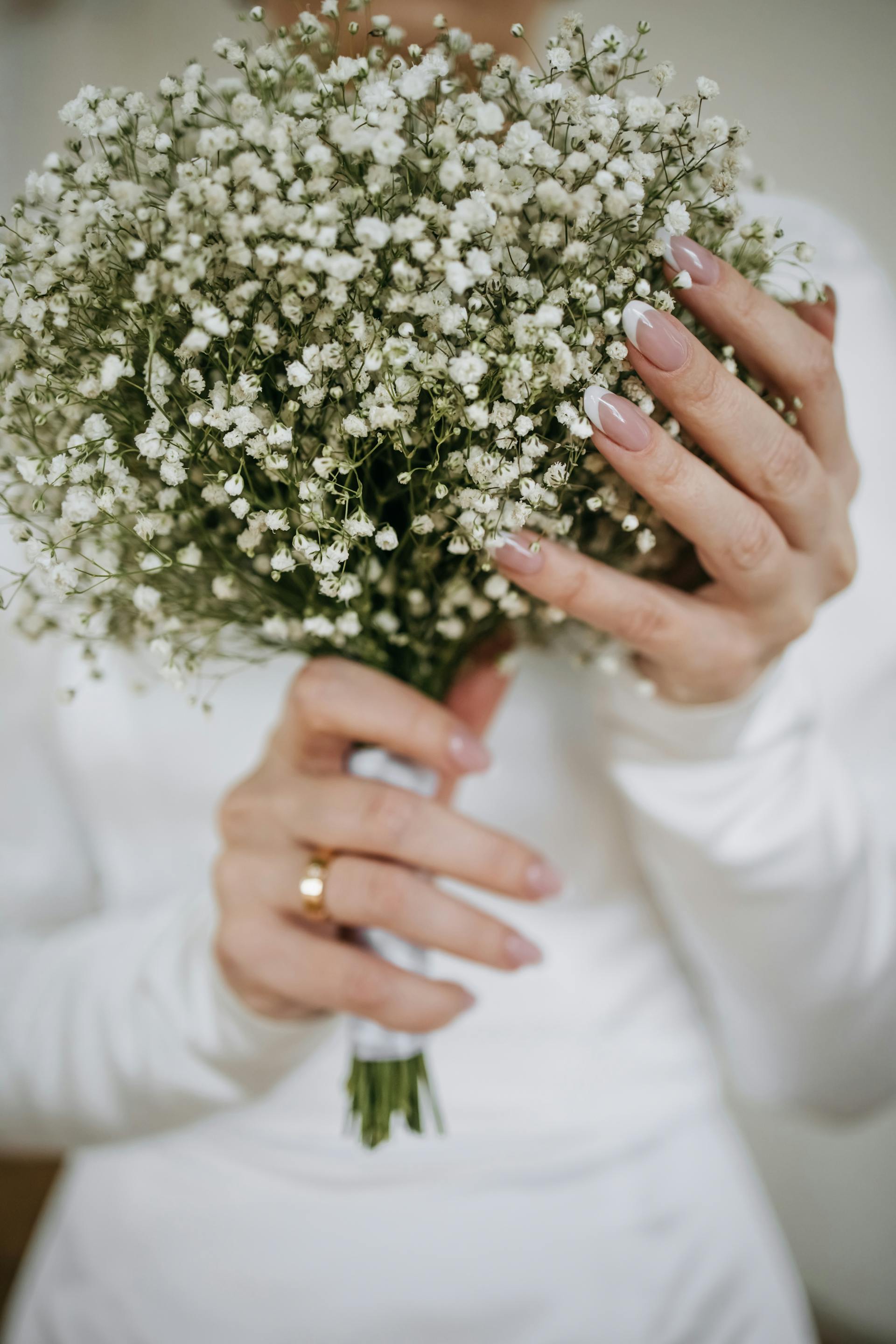 A bride holding a bouquet | Source: Pexels