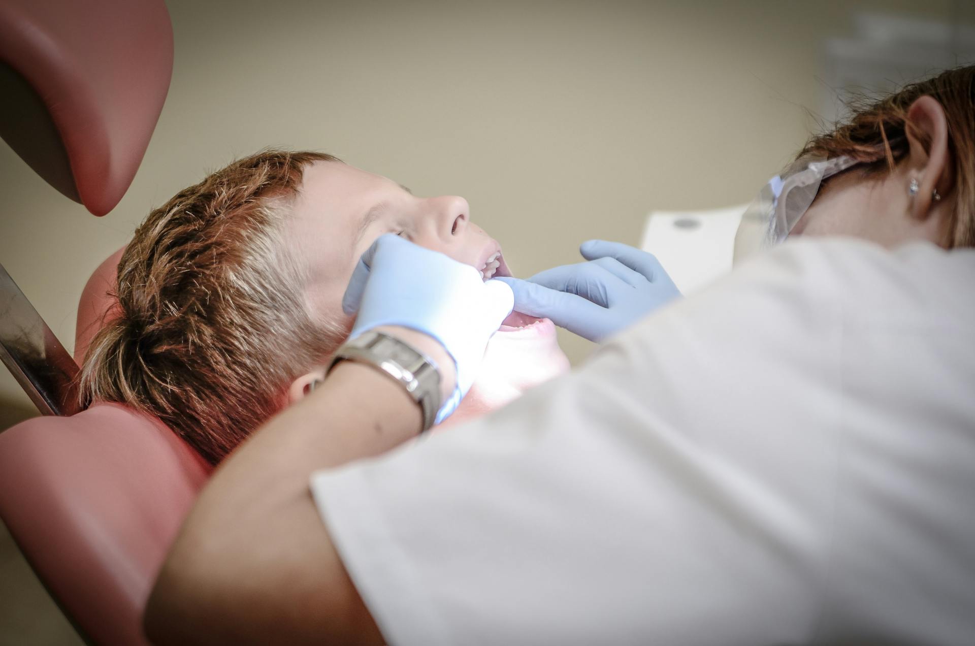 A dentist checking a boy's teeth | Source: Pexels