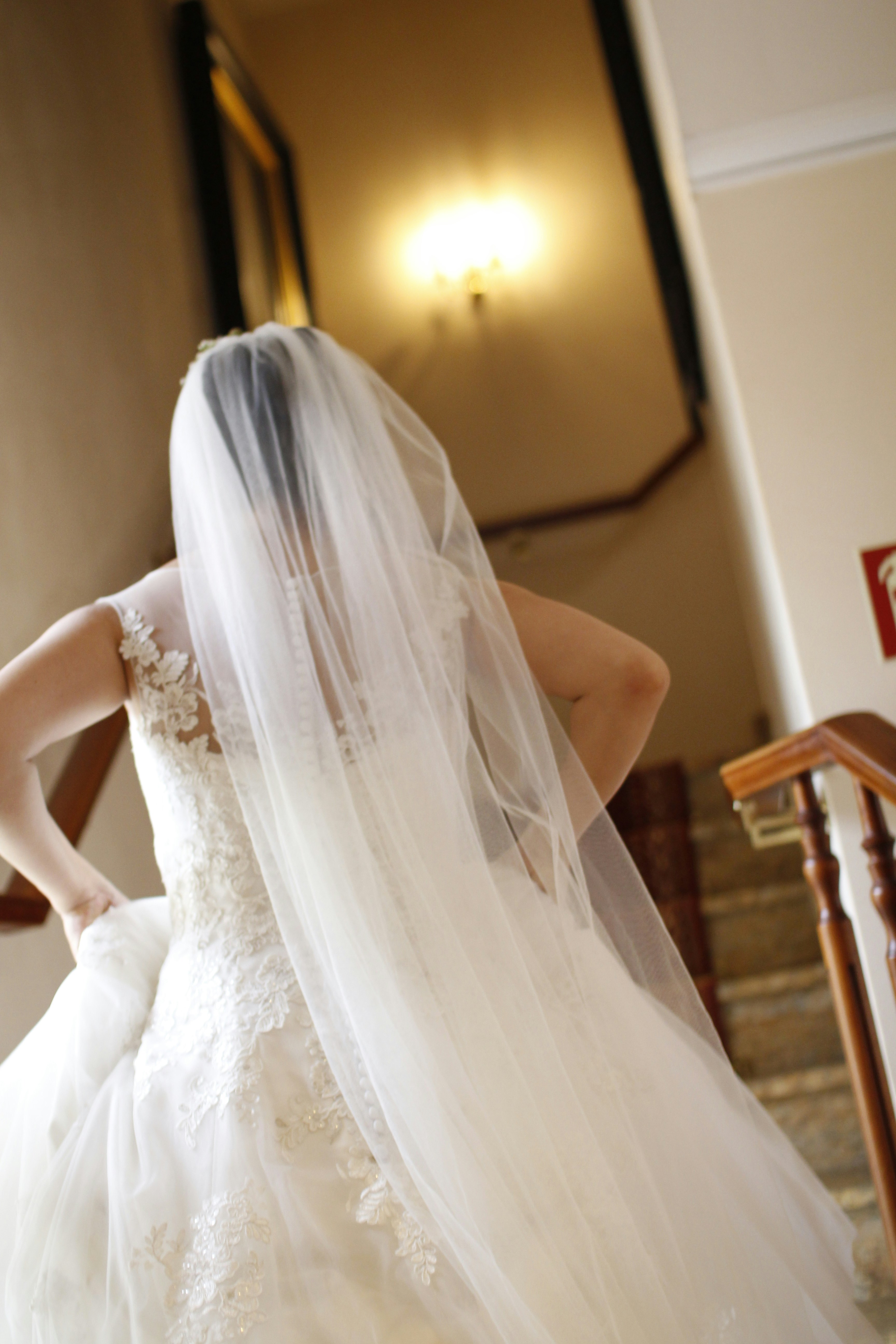 A bride running | Source: Unsplash