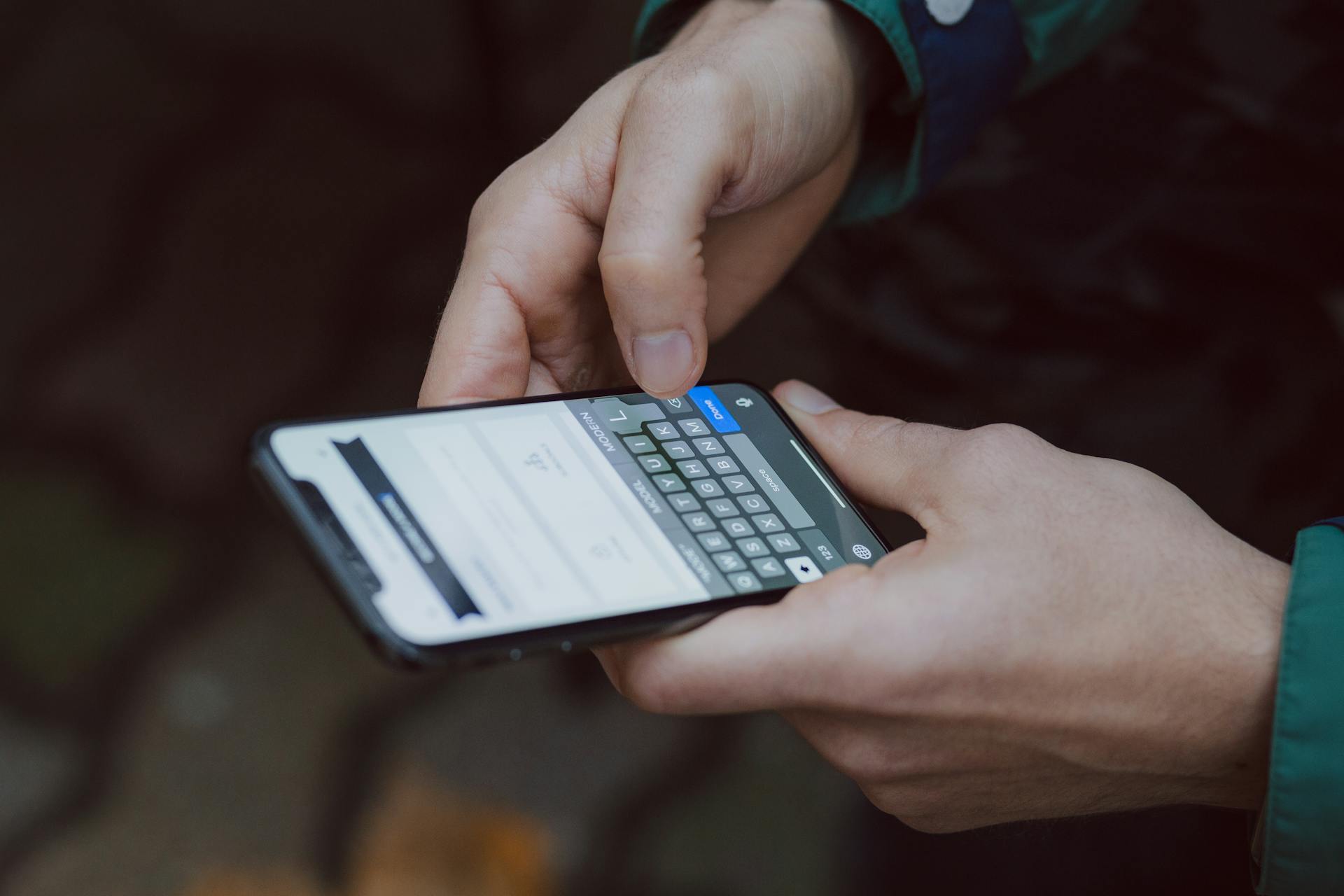 A phone in a man's hands | Source: Pexels