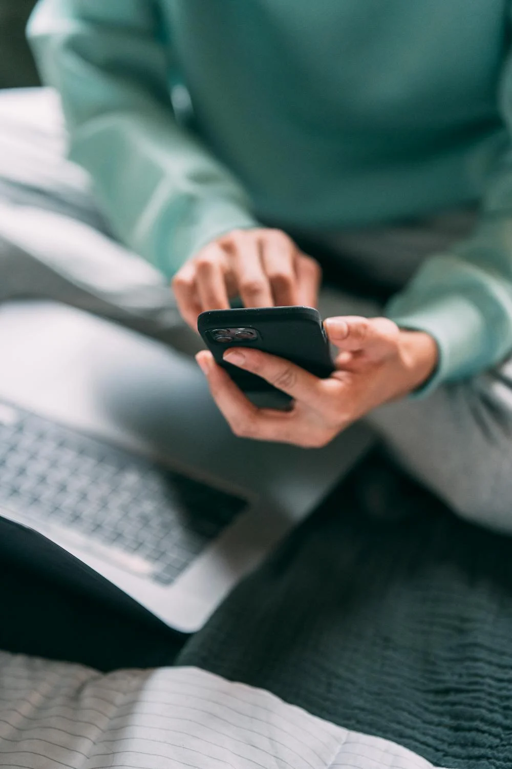 A man texting on his phone | Source: Pexels