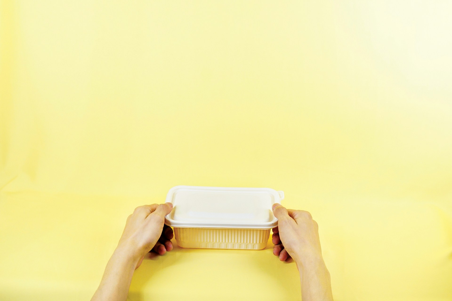 A woman holding her lunchbox | Source: Unsplash