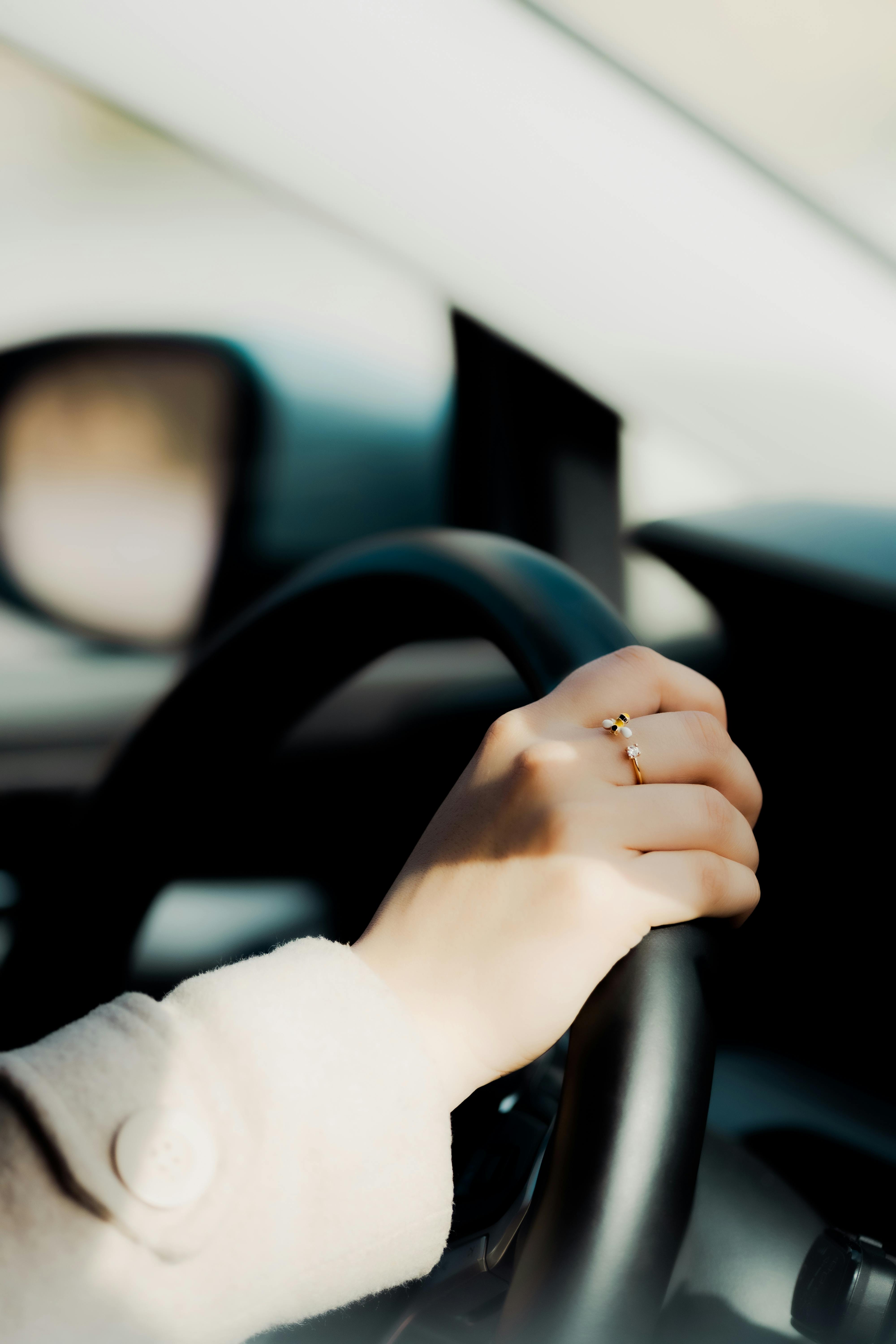 A woman's hand grasping a stirring wheel | Source: Pexels