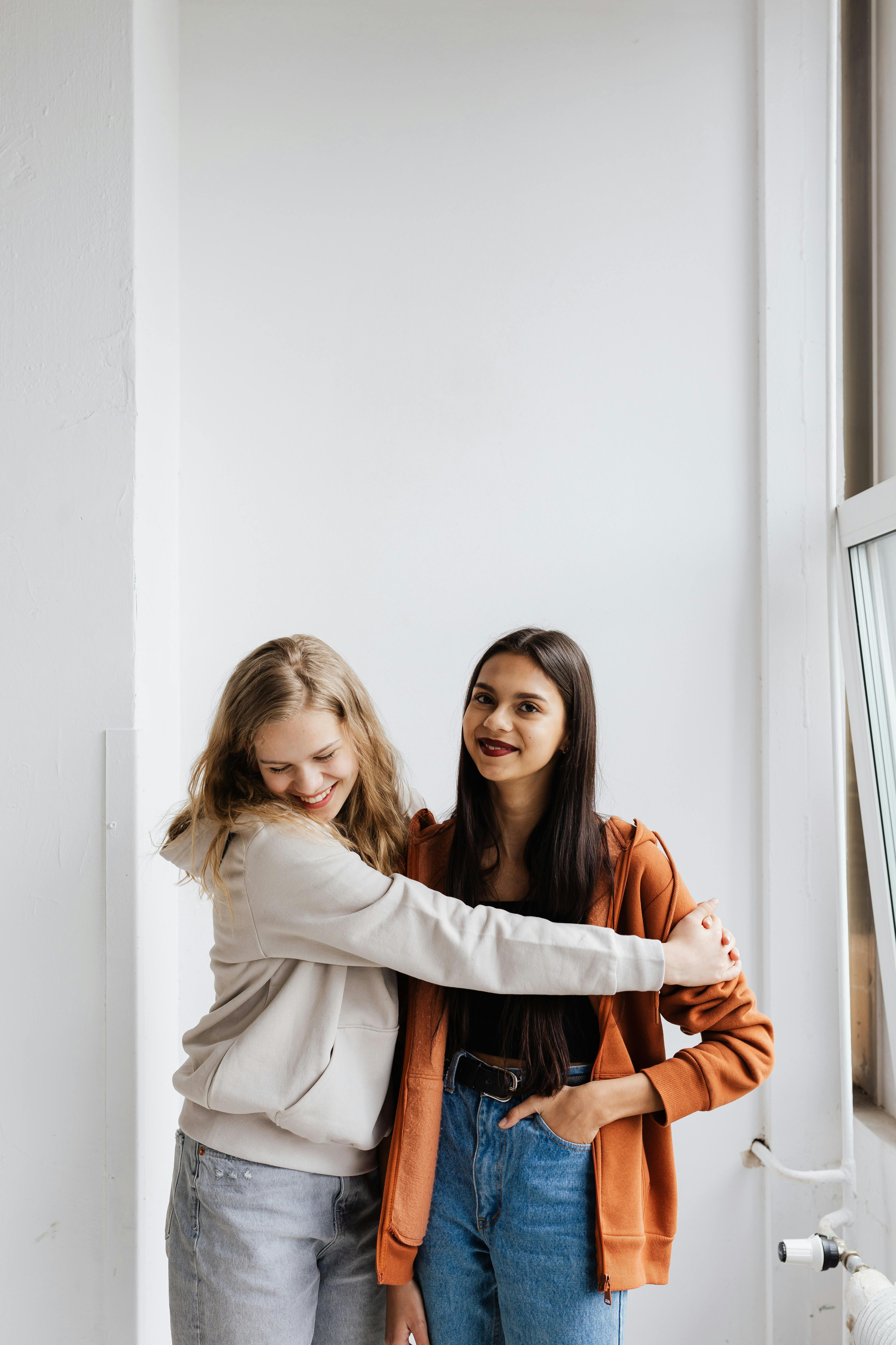 Two women hugging | Source: Pexels