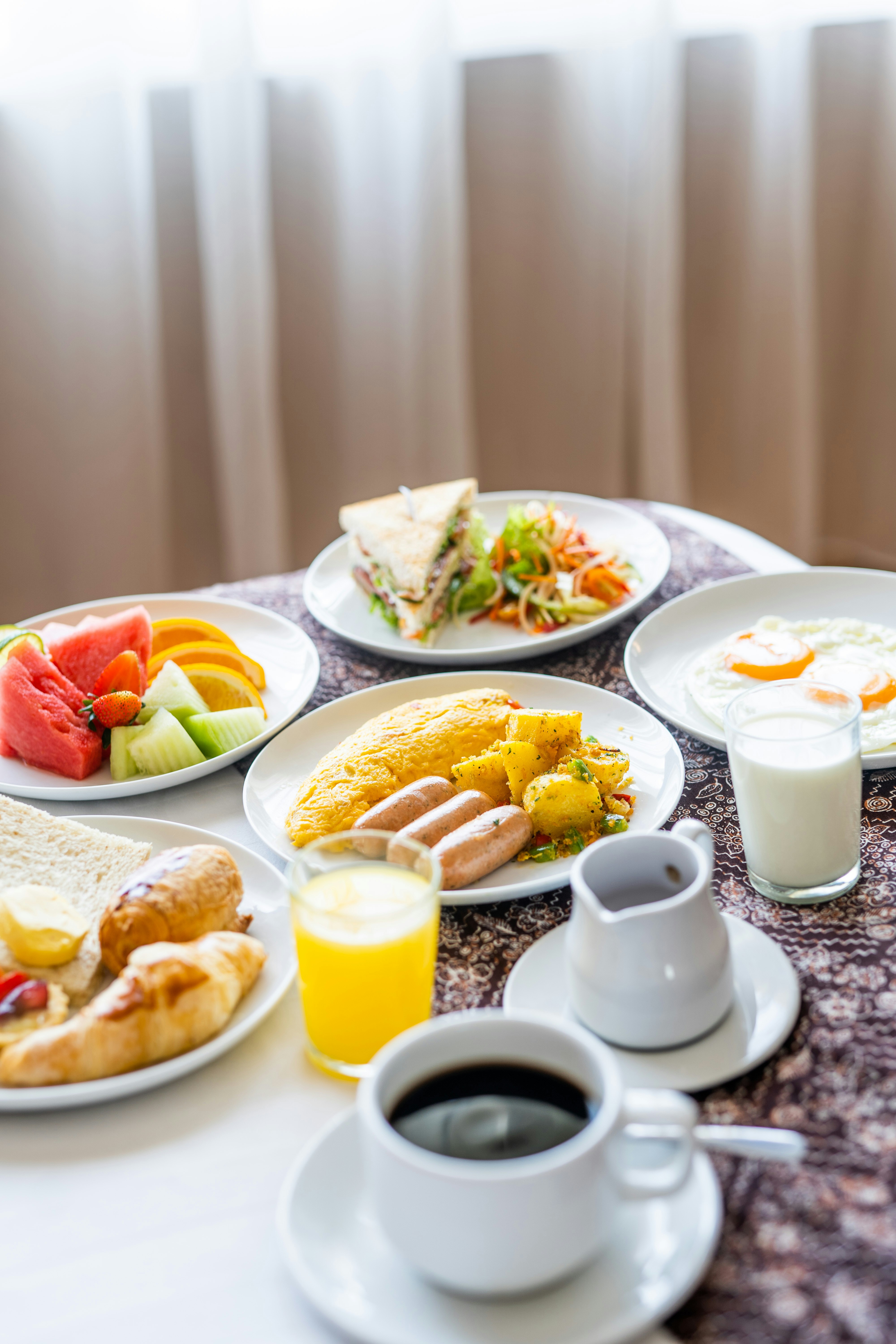 Food at a breakfast buffet | Source: Unsplash