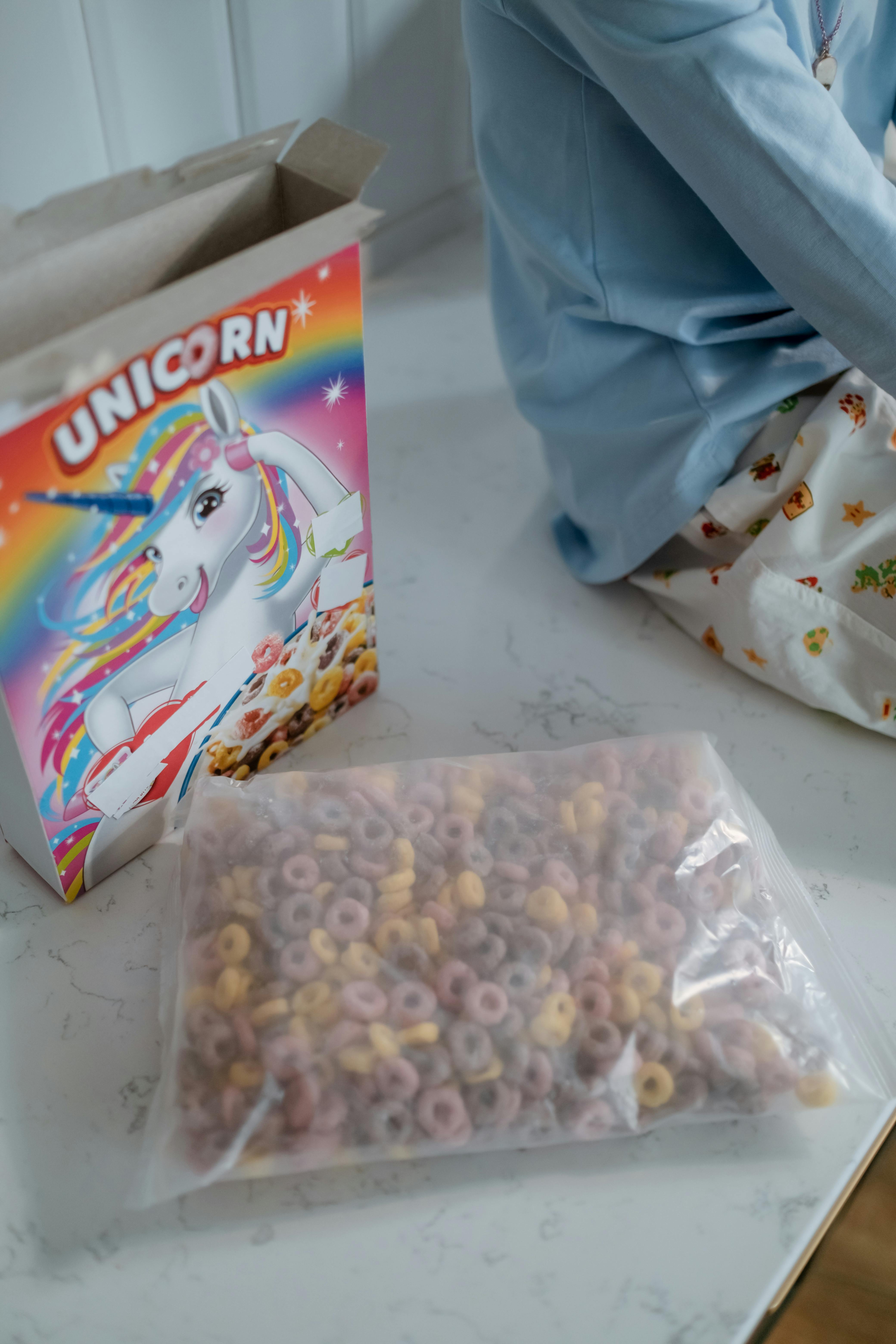 A child sitting on a kitchen counter with a bag of cereal | Source: Pexels