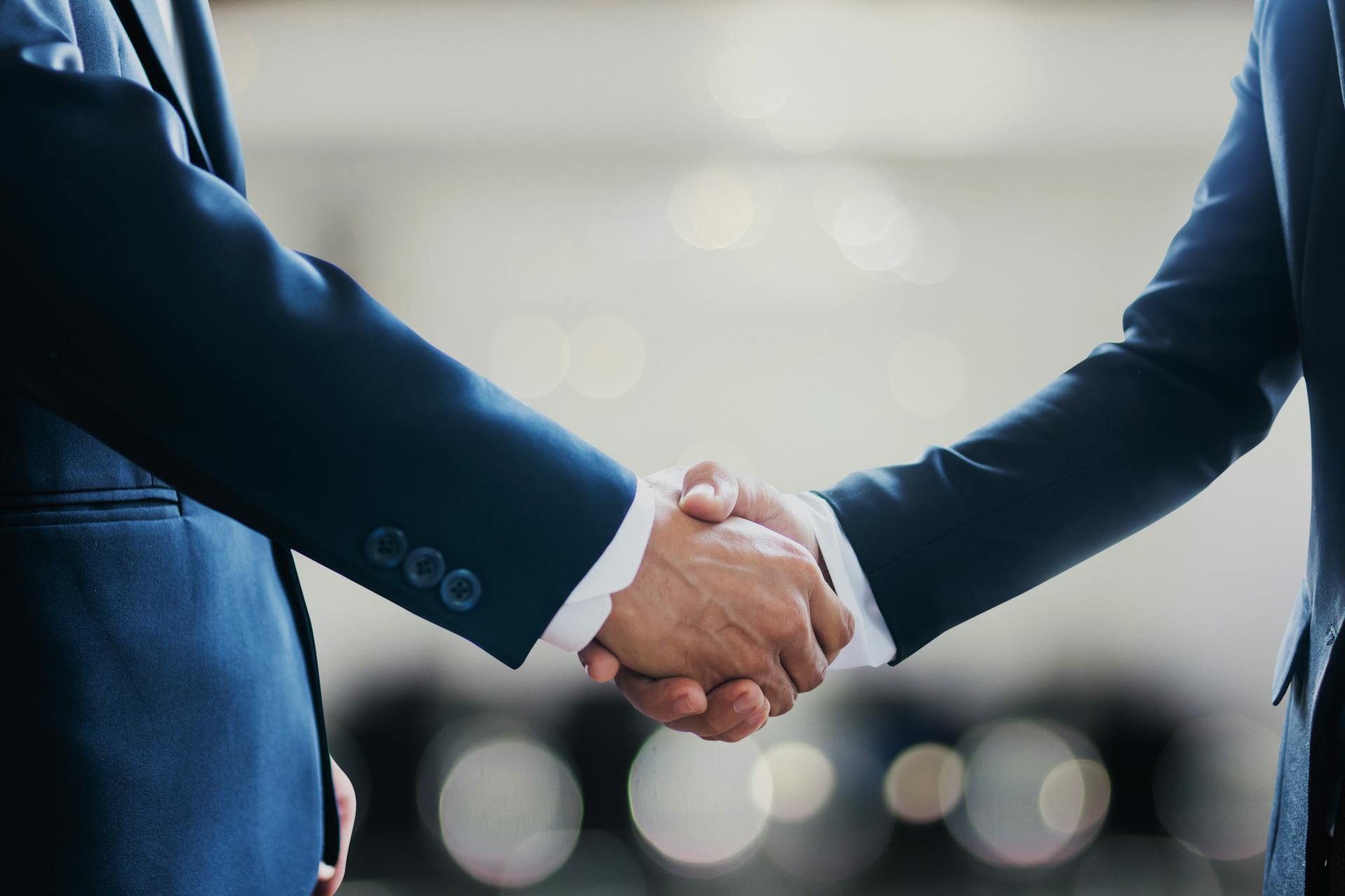 Two men shaking hands | Source: Pexels
