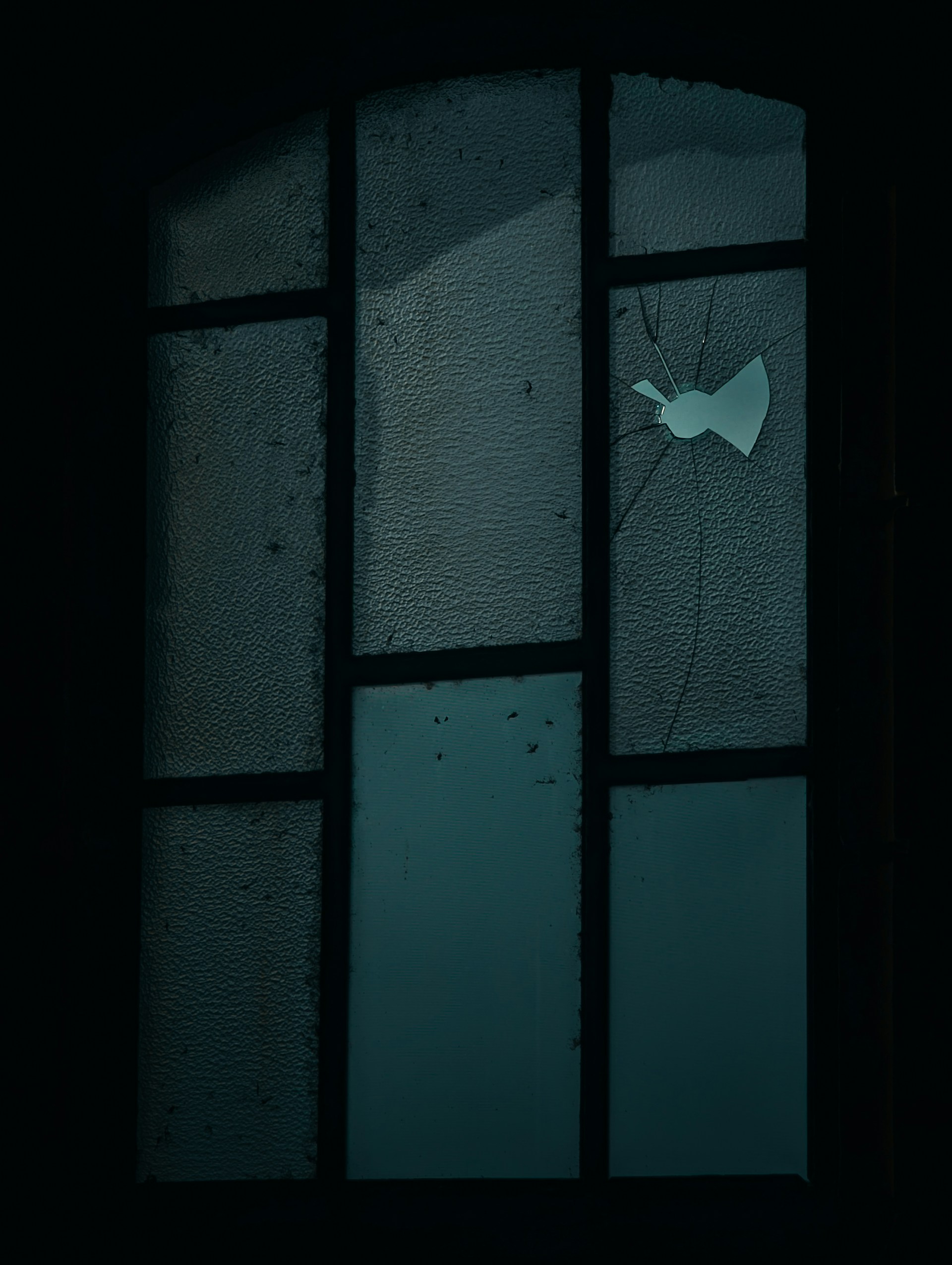 A broken window | Source: Unsplash