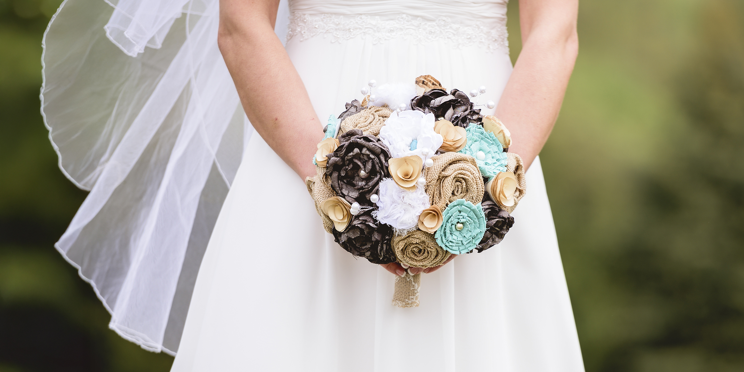 A bride holding a bouquet | Source: Shutterstock