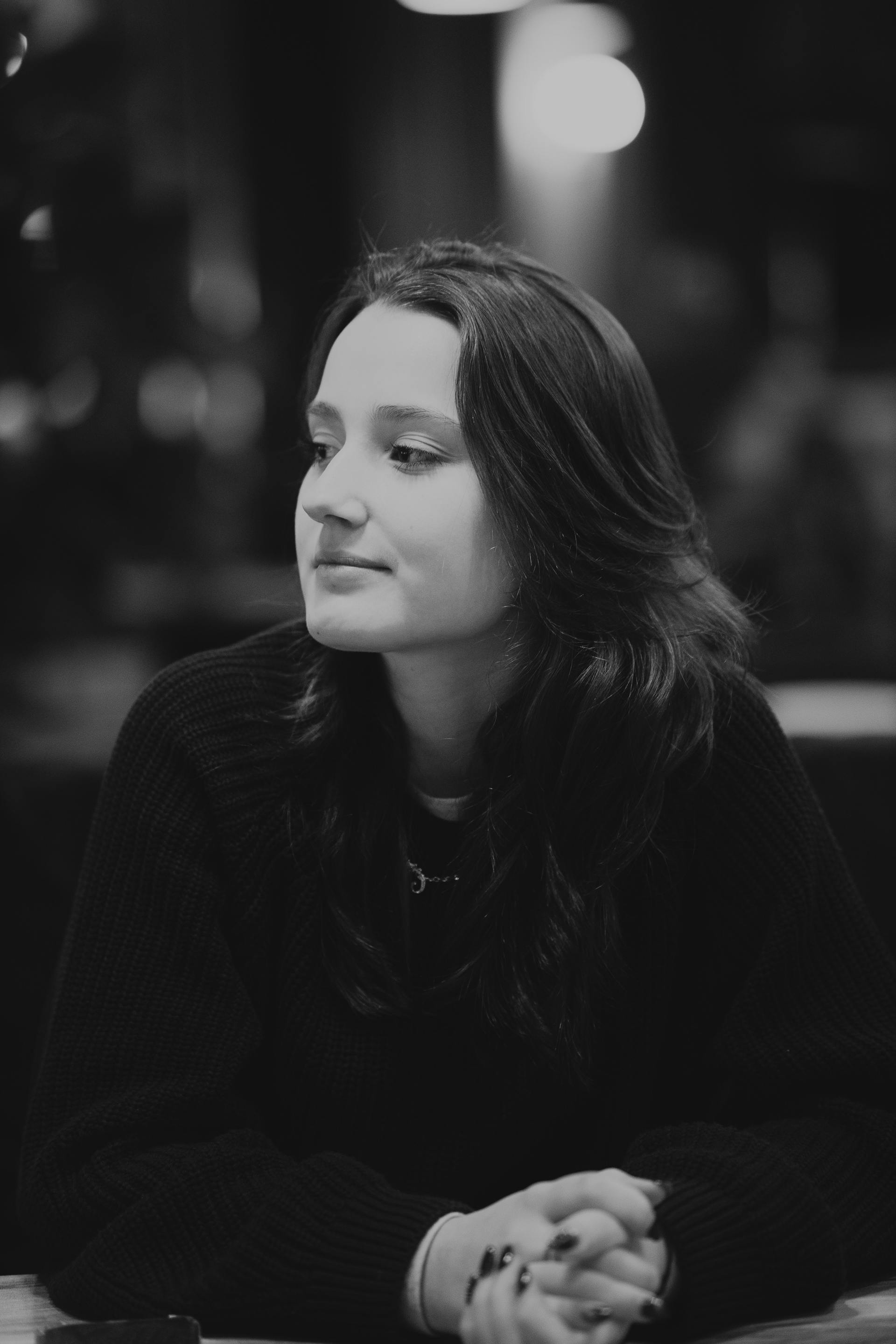 A woman glancing to one side | Source: Pexels