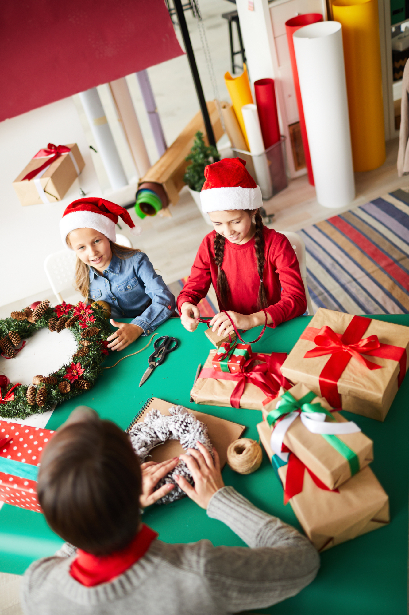 Children opening Christmas presents | Source: Freepik