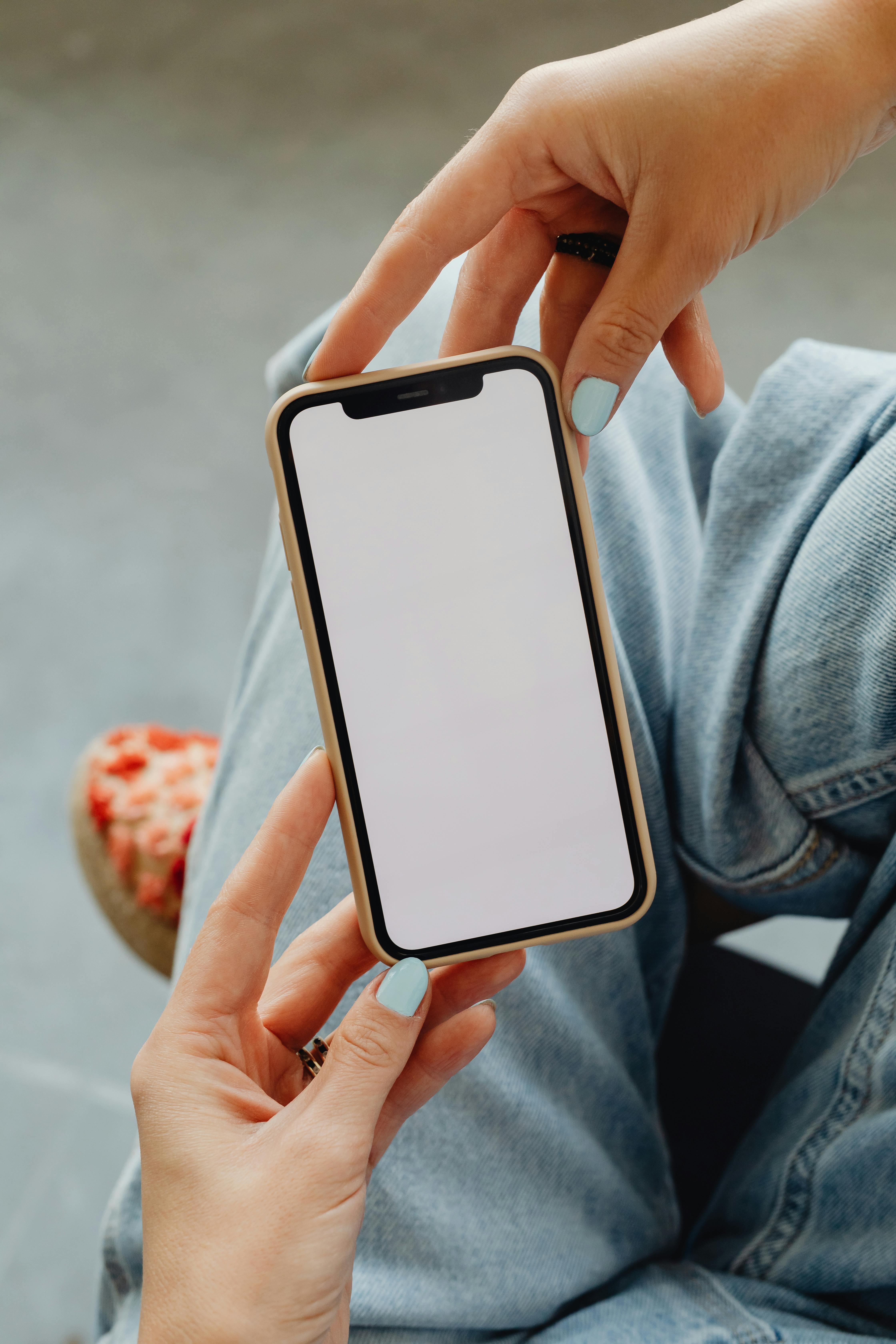 Mujer con smartphone en las manos | Fuente: Pexels