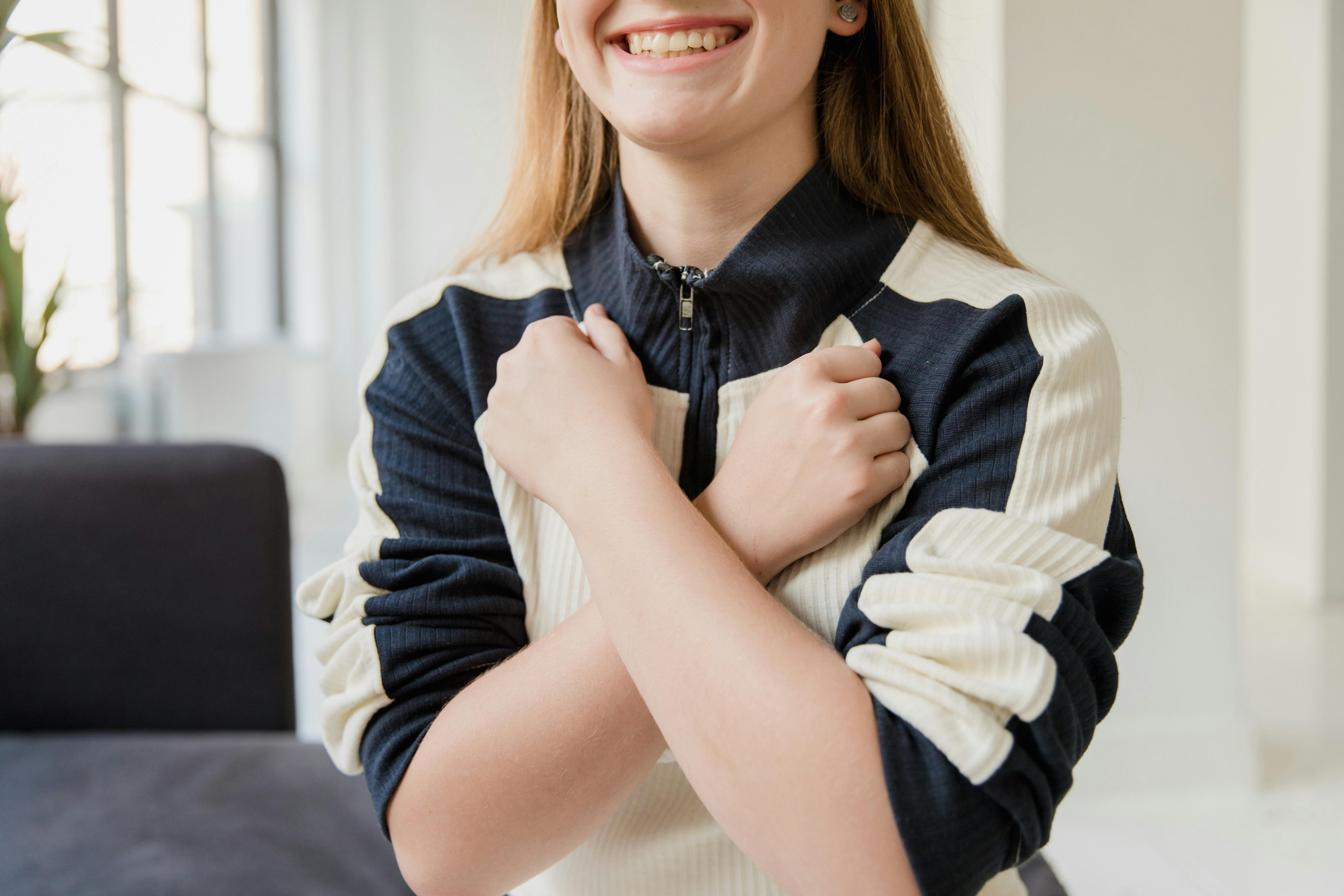 A shy woman with her arms crossed | Source: Pexels