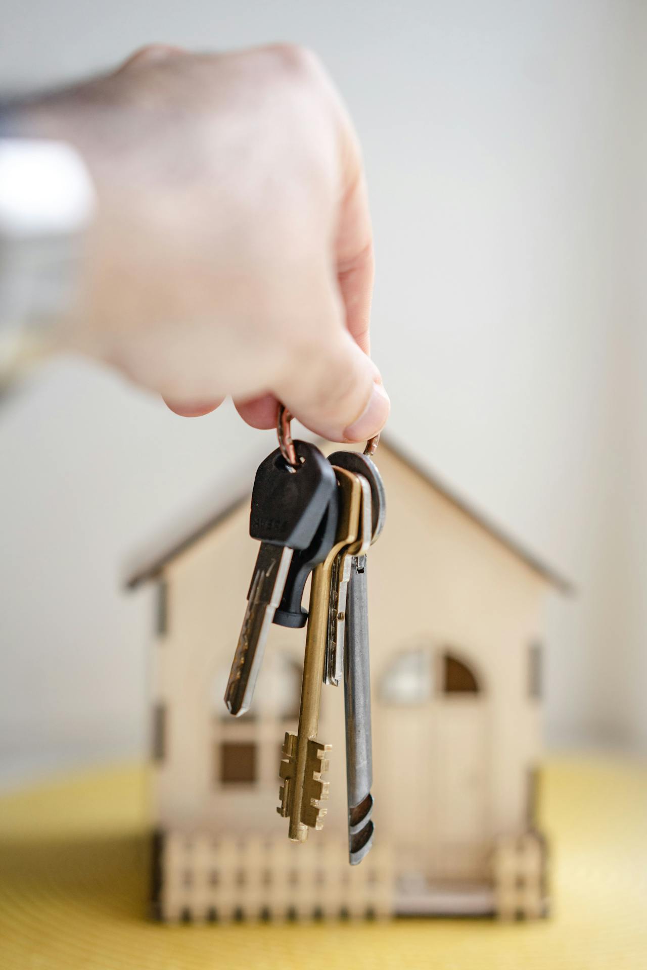 A man holding a bunch of keys | Source: Pexels