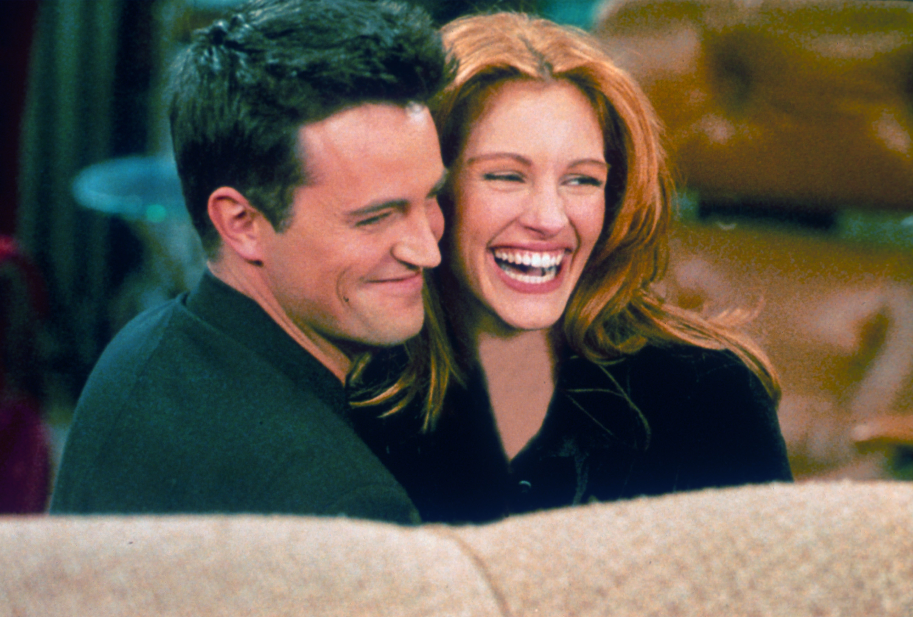 Actor Matthew Perry and actress Julia Roberts hug each other on the set of "FRIENDS" circa 1996. | Source: Getty Images