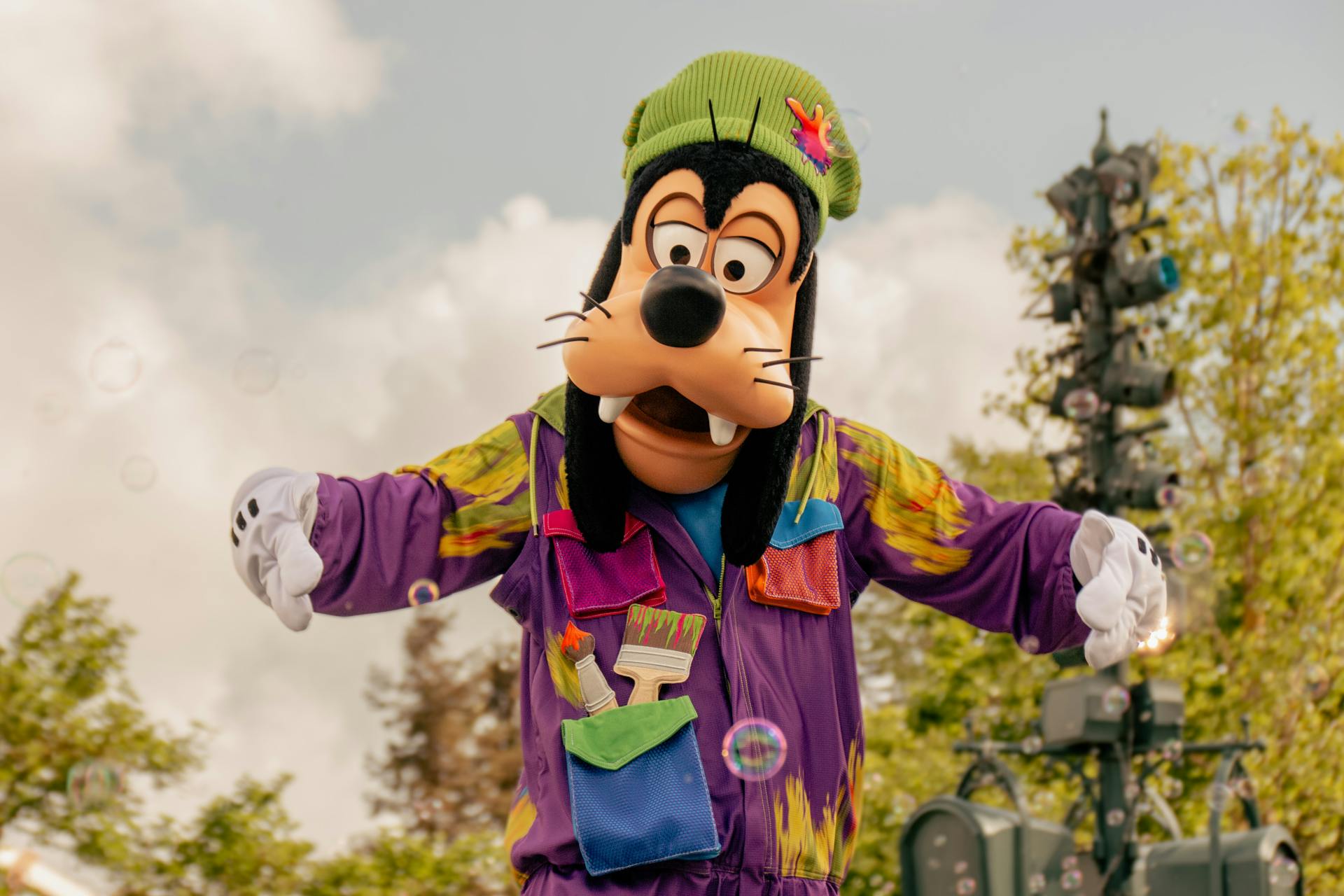 A life-sized Goofy character in Disneyland | Source: Pexels