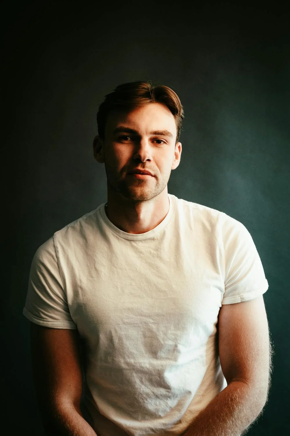 A serious man looking at the camera | Source: Pexels