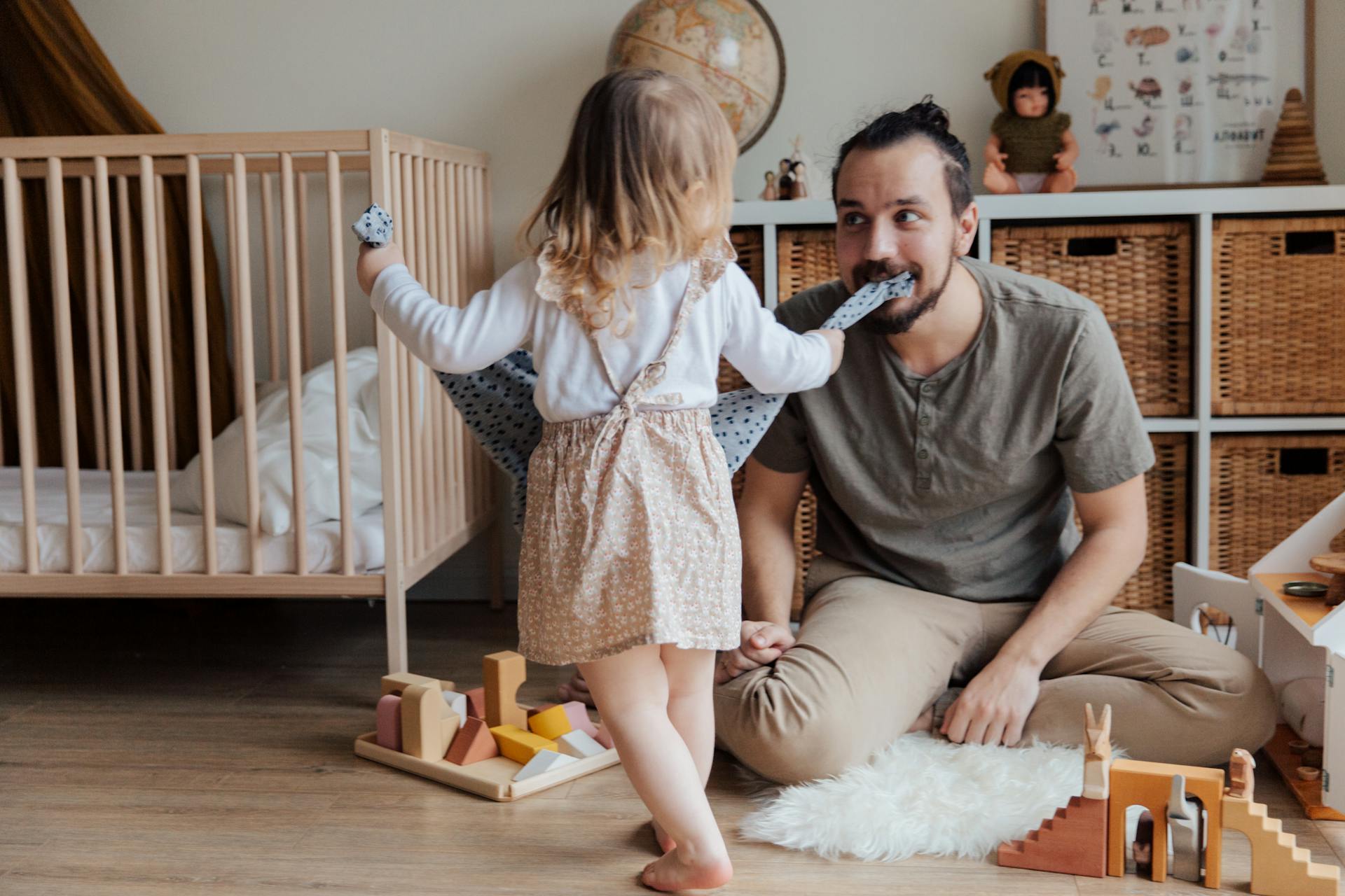 A man with his daughter | Source: Pexels