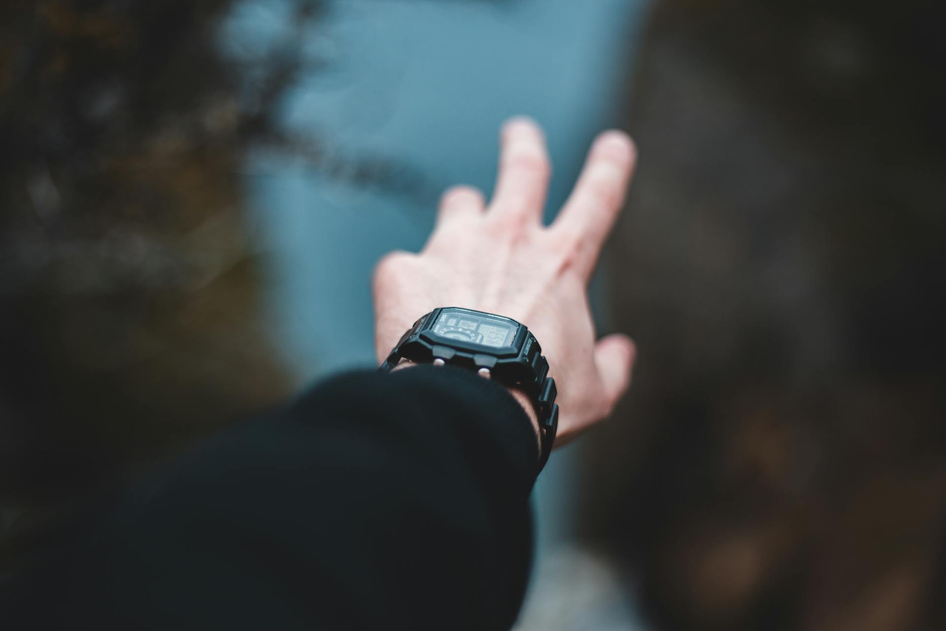 A man extending his hand | Source: Pexels