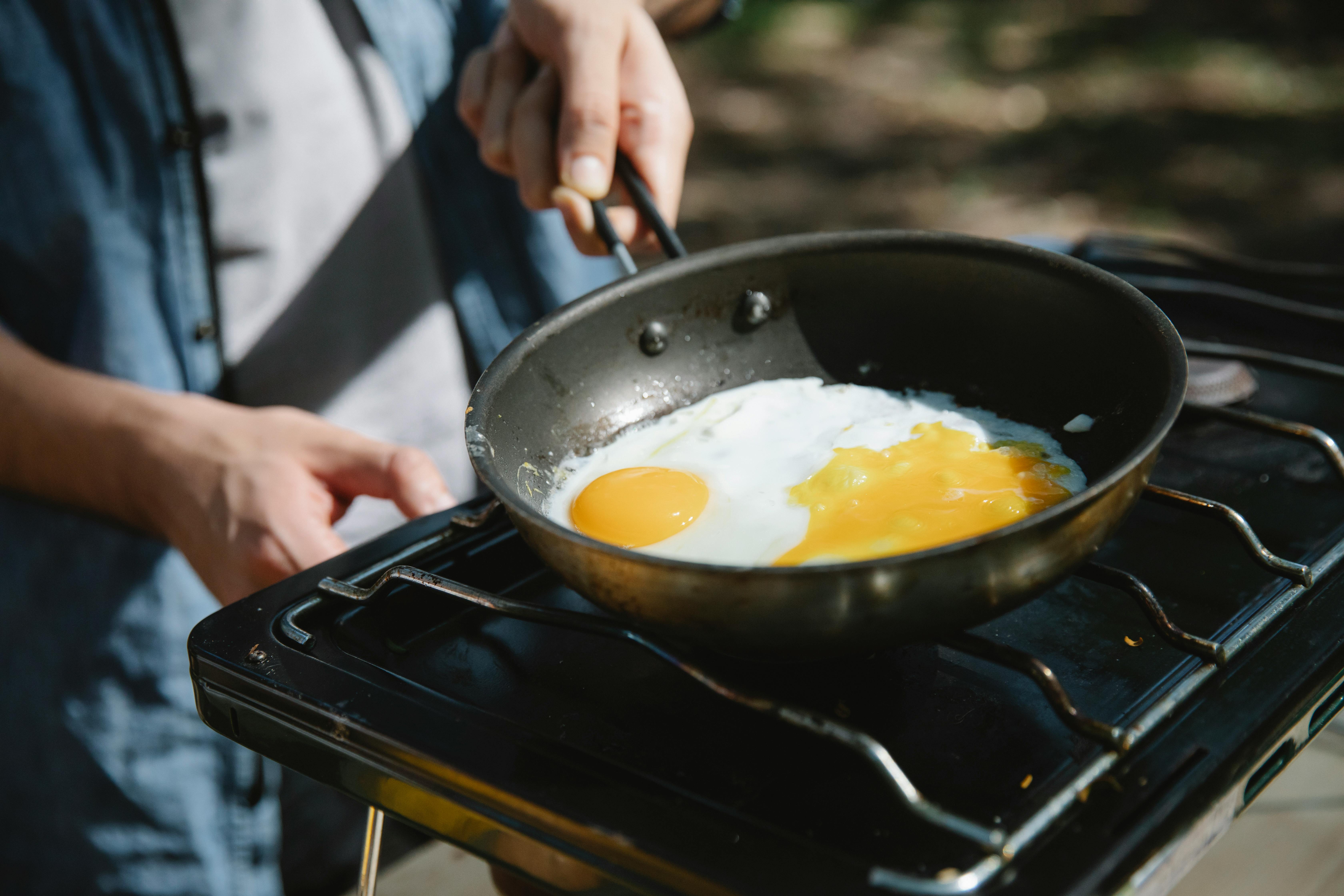 A person cooking | Source: Pexels