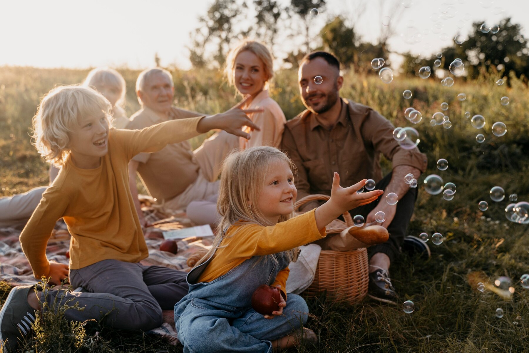 A family with children | Source: Freepik