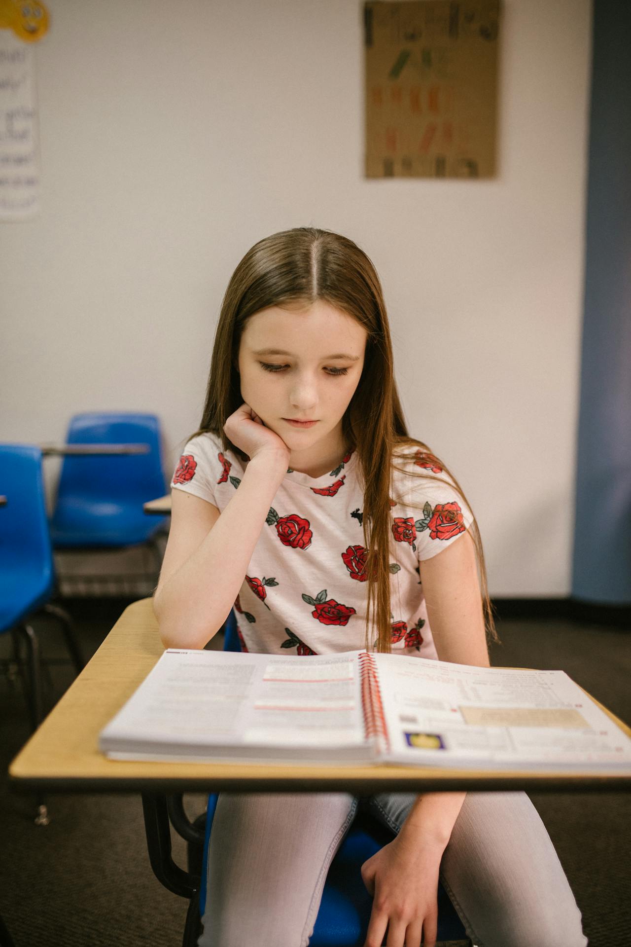 A sad girl sitting in her classroom | Source: Pexels