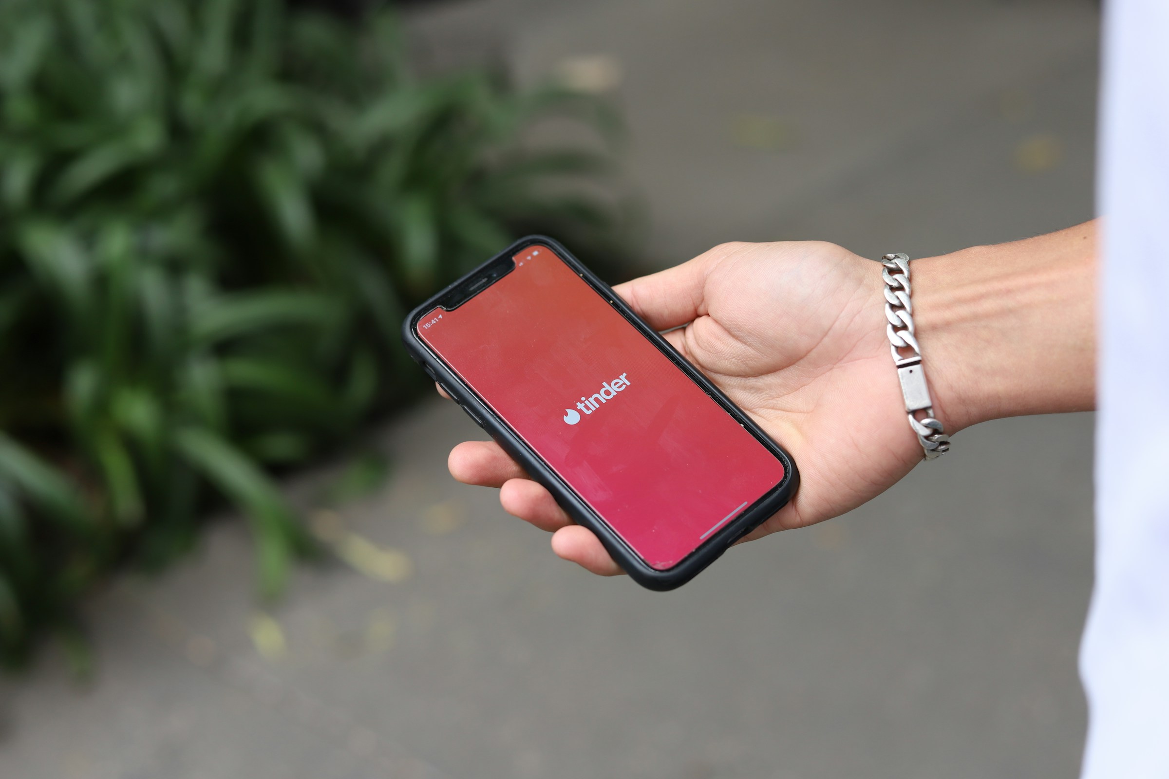 A dating app on a phone | Source: Unsplash