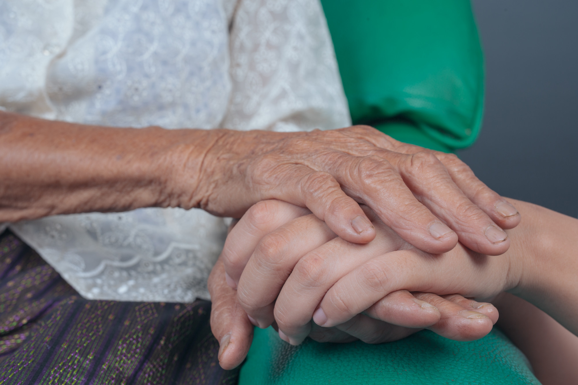 An older woman holding a young woman's hands | Source: Freepik