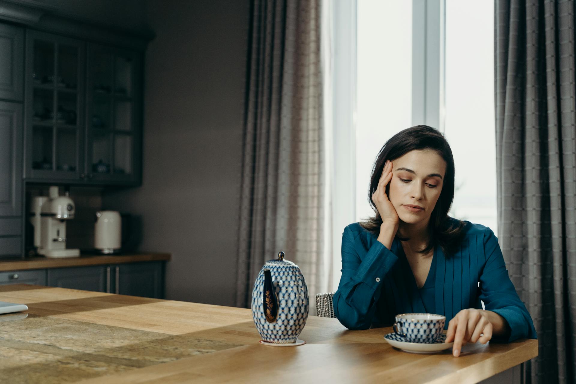 A thoughtful woman having tea | Source: Pexels