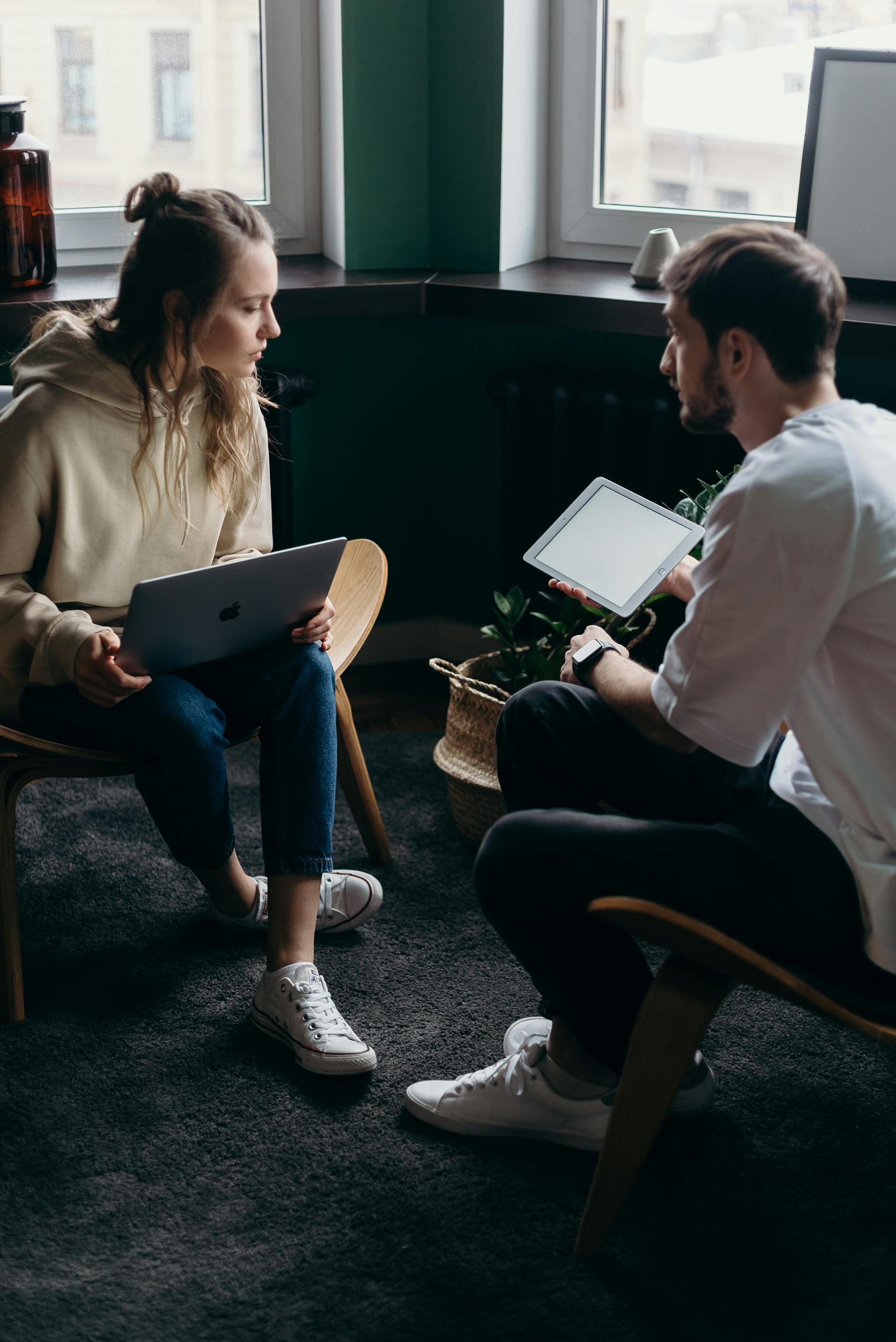 A man and woman working together | Source: Pexels