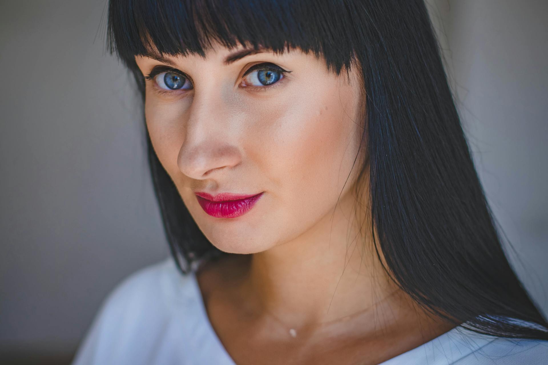 A woman smiling mischievously | Source: Pexels