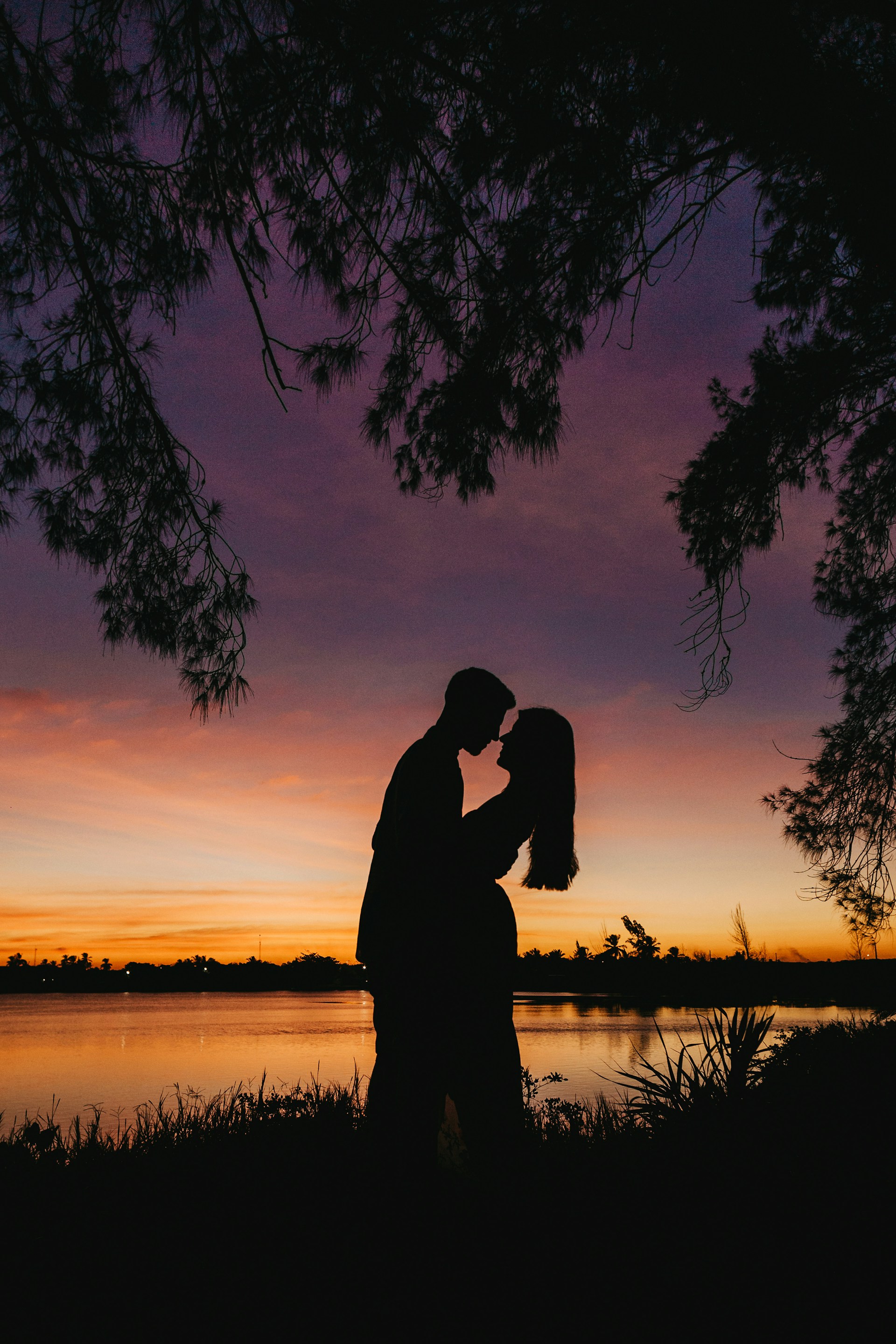 Silhouette of a romantic couple embracing each other | Source: Unsplash