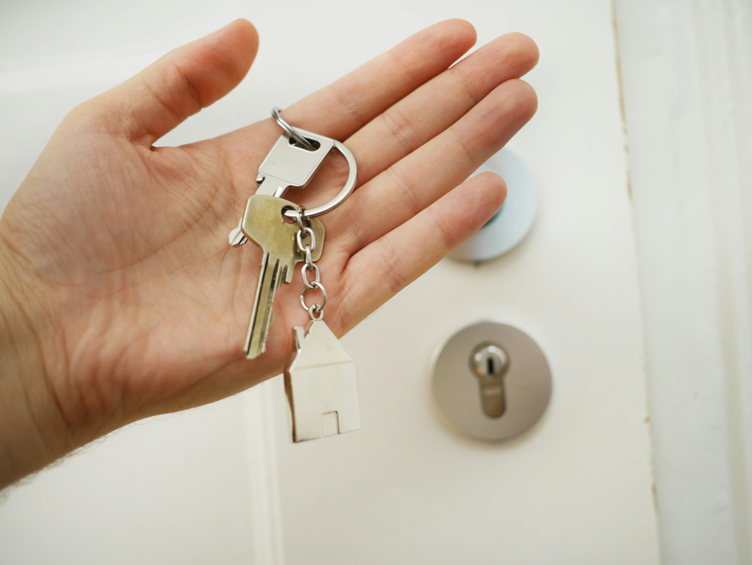 A woman holding keys to a house | Source: Unsplash