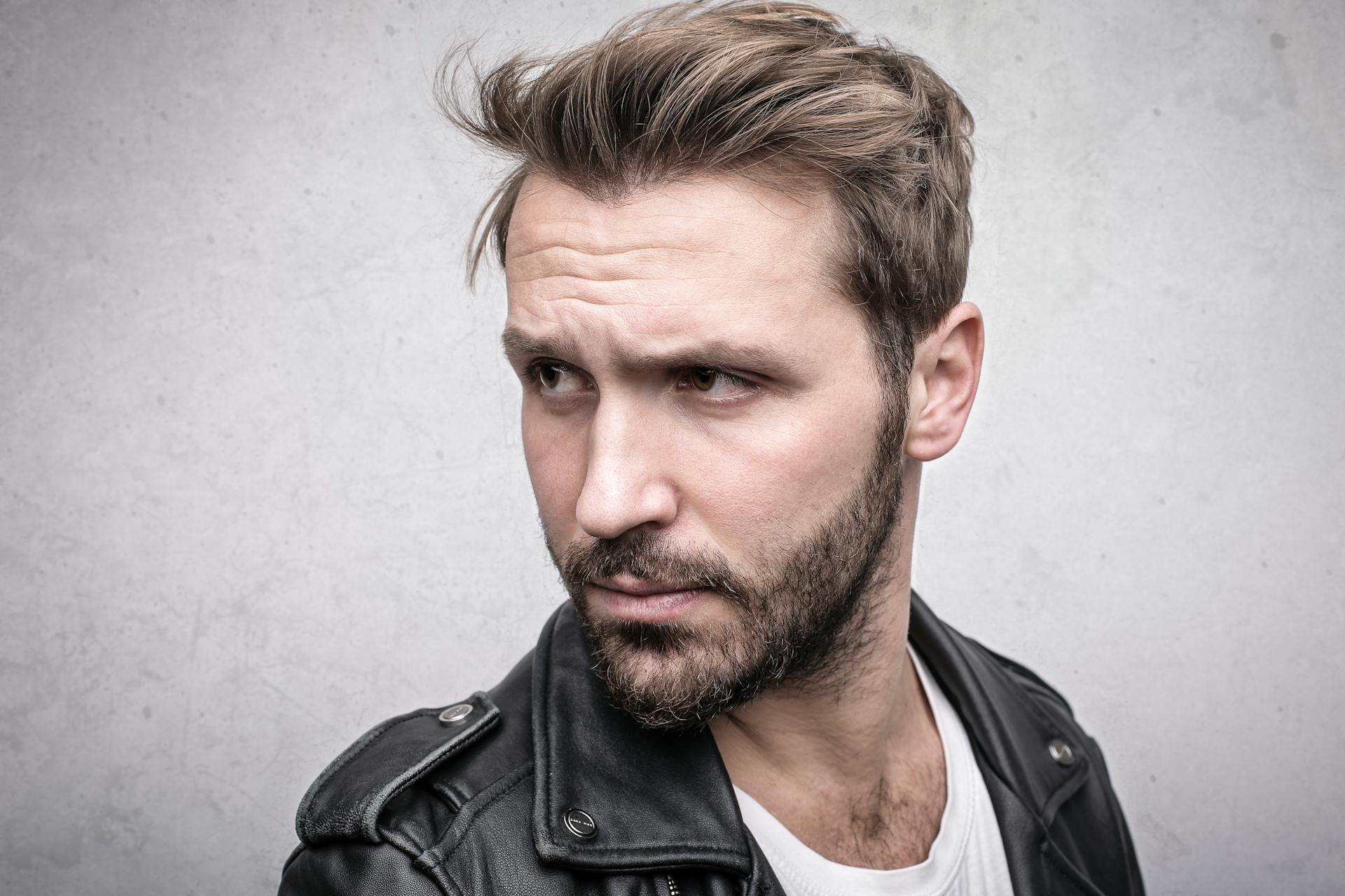 A man frowning at someone | Source: Pexels