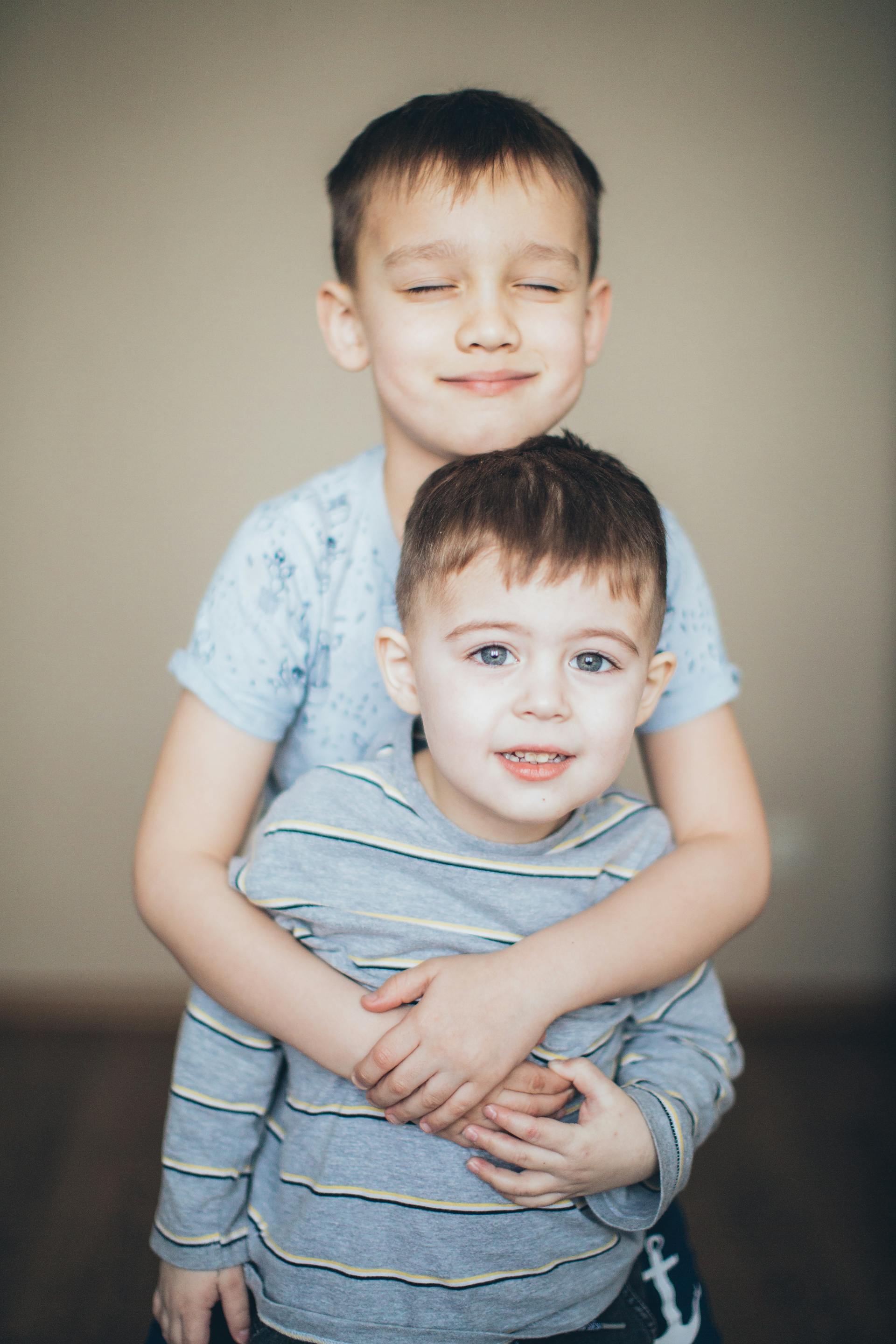 Brothers standing together | Source: Pexels