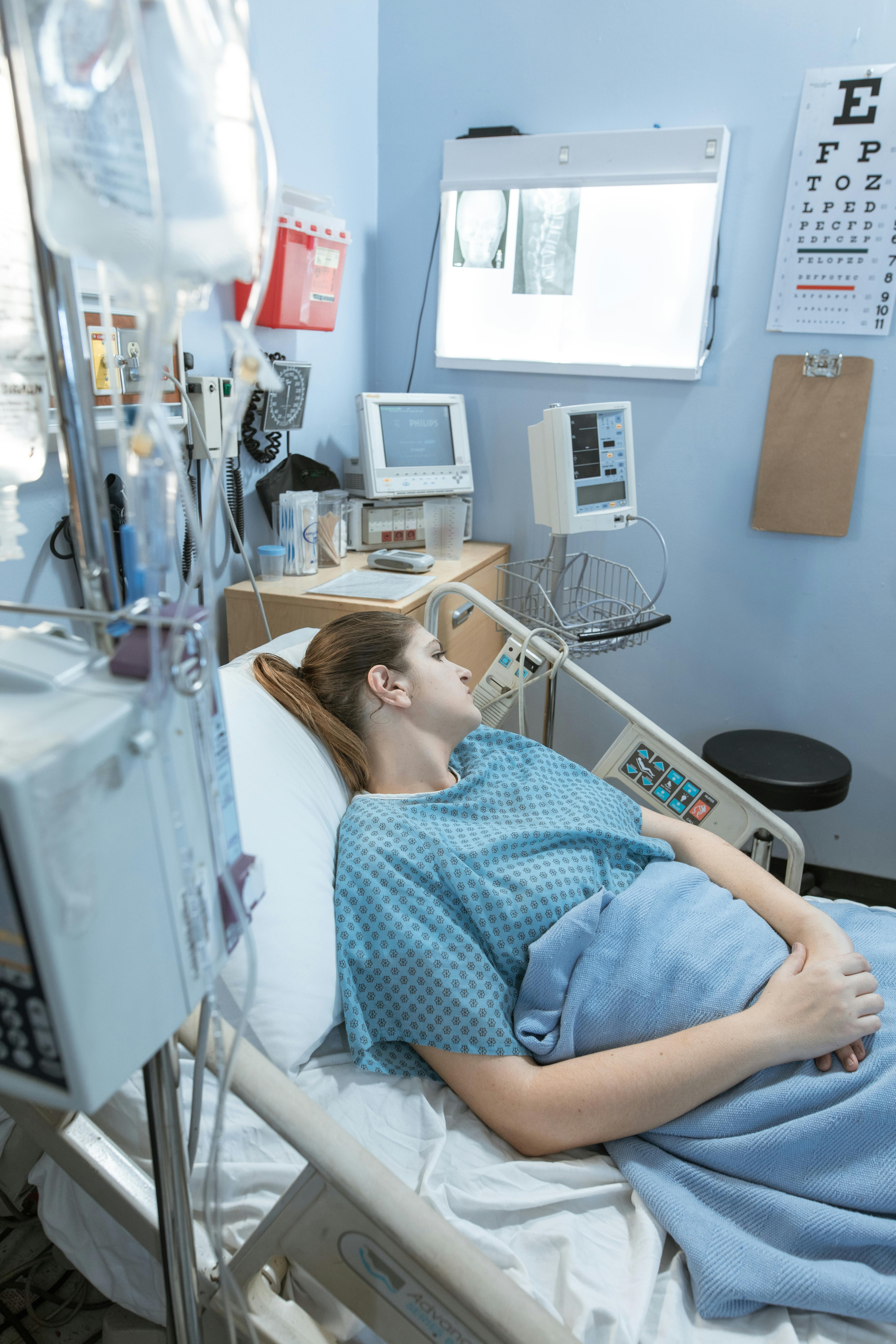 A woman alone in a hospital room | Source: Pexels