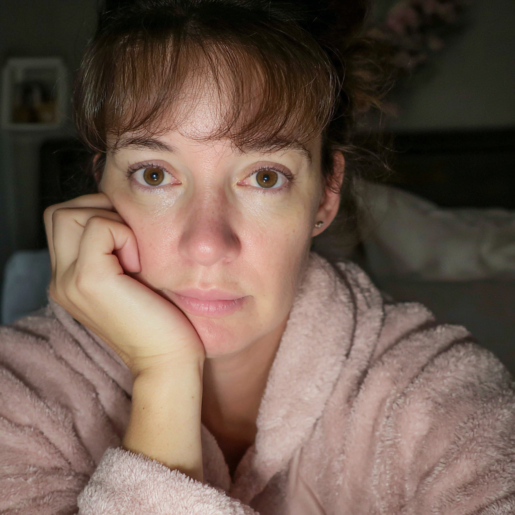 A close up of a woman sitting on a bed | Source: Midjourney