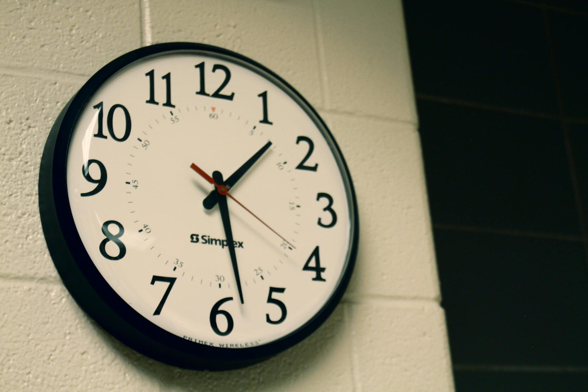 A wall clock | Source: Pexels
