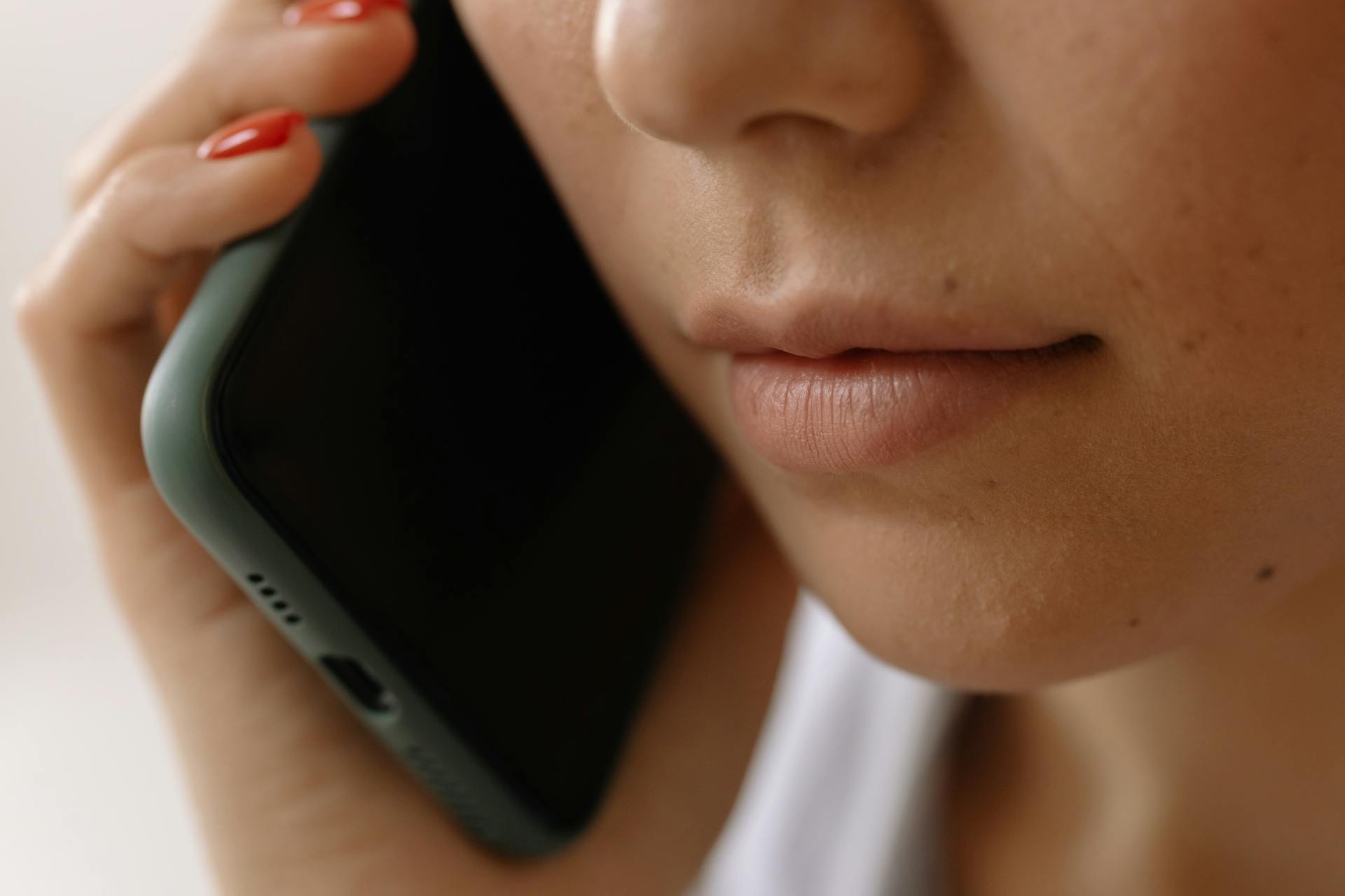Close up shot of a woman speaking on her cell phone | Source: Pexels