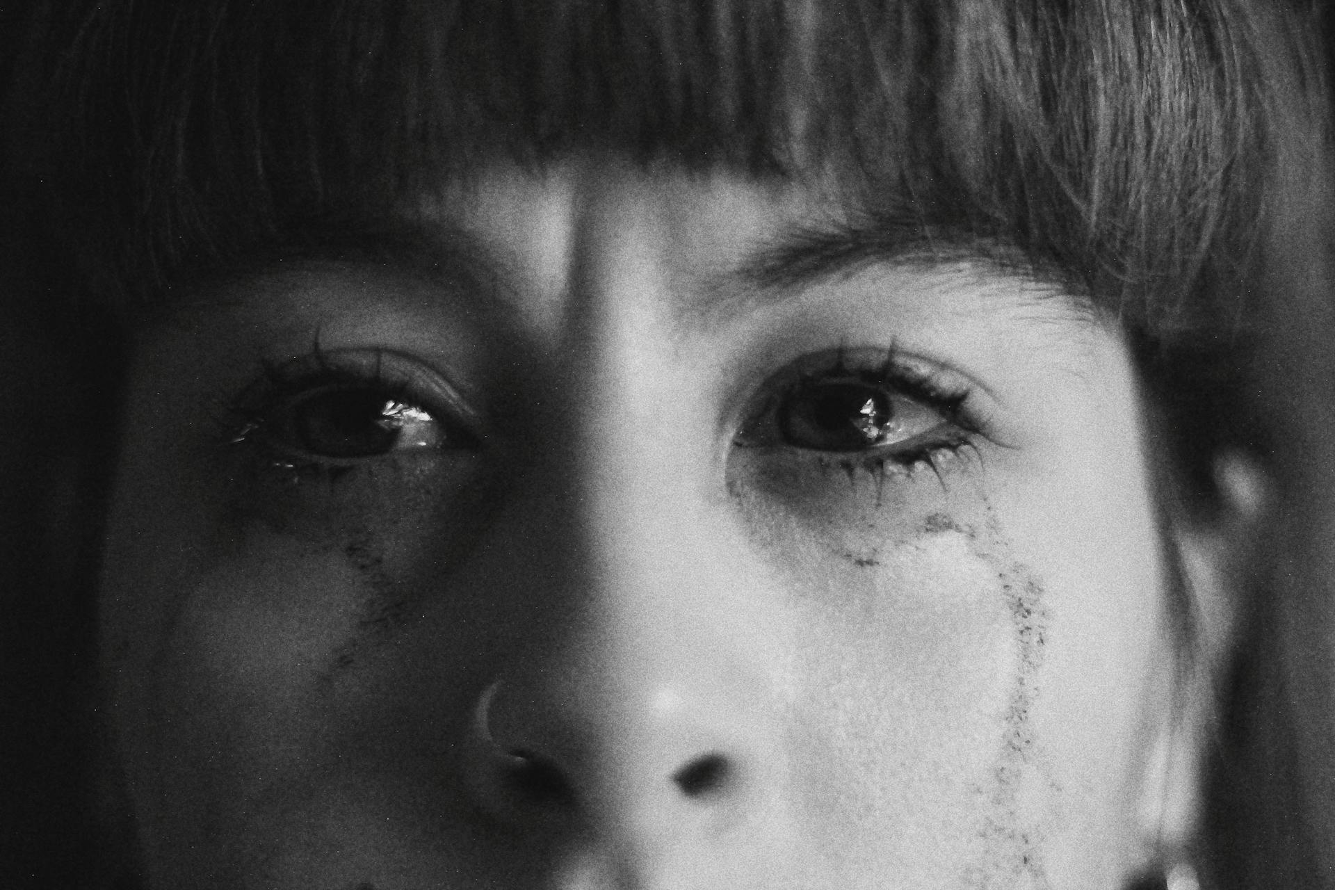 Grayscale shot of a shocked and emotional woman | Source: Pexels