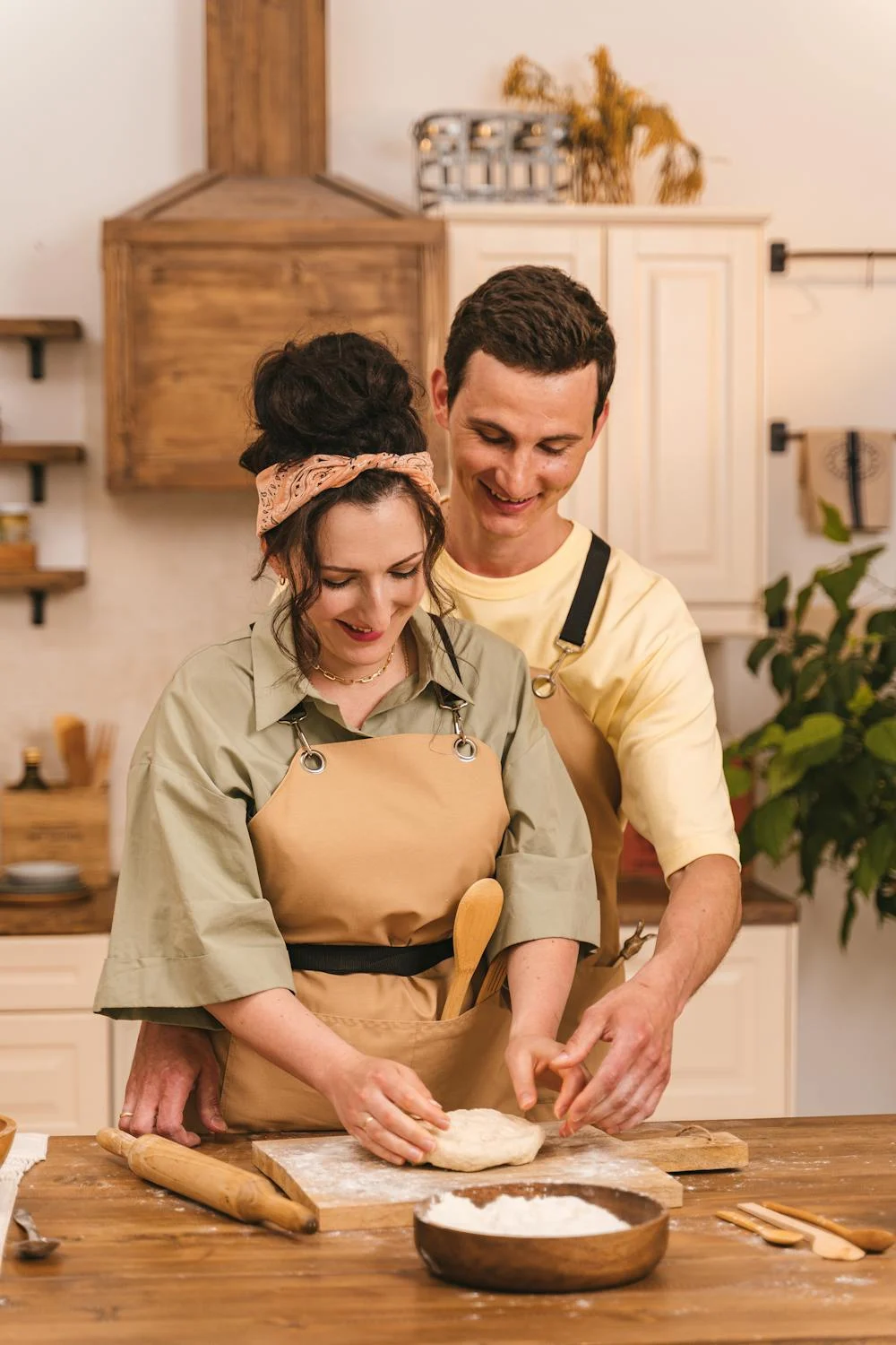 A man helping his wife cook | Source: Pexels