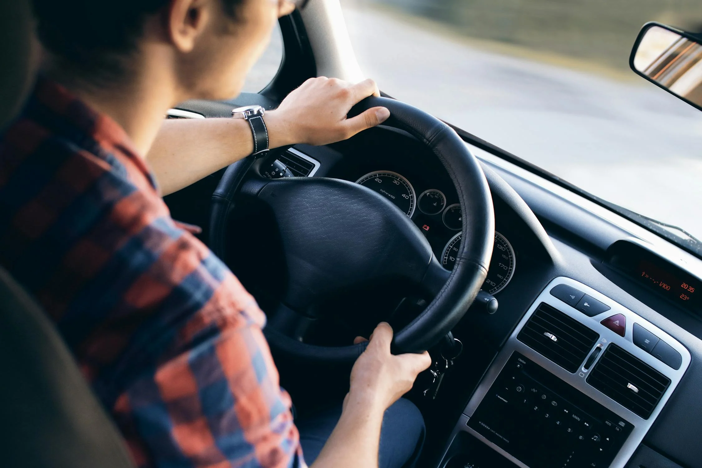 A man driving fast | Source: Pexels