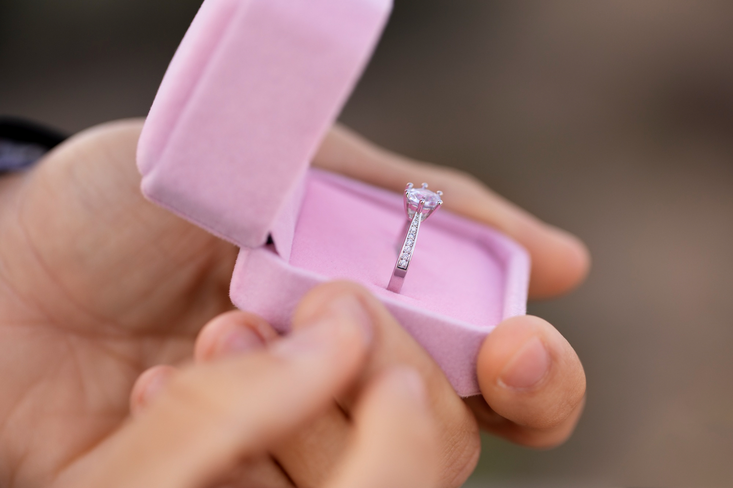 A man holding a ring box | Source: Freepik