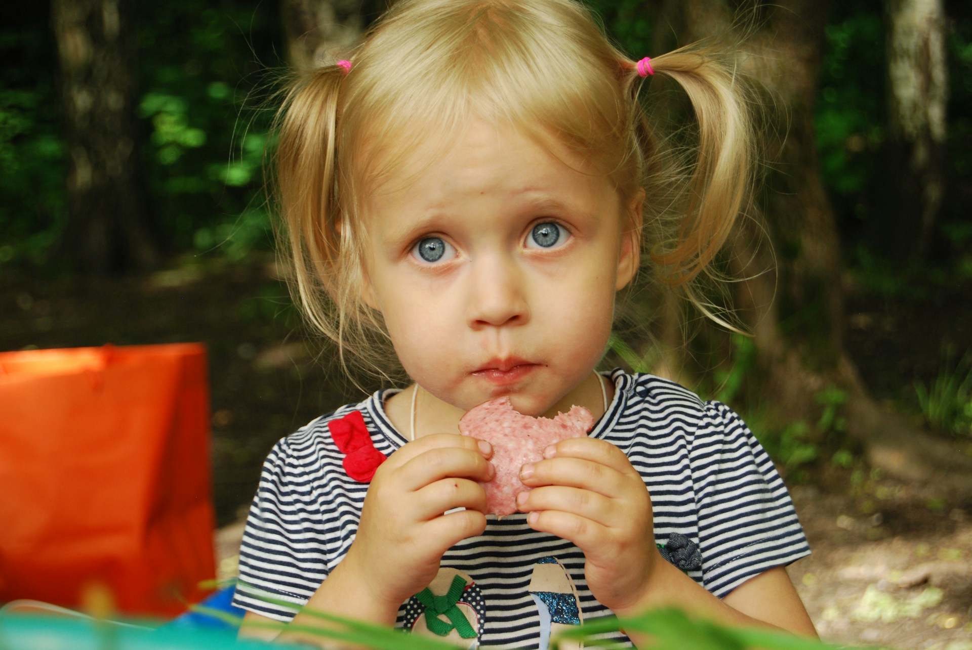 A little girl eating | Source: Unsplash