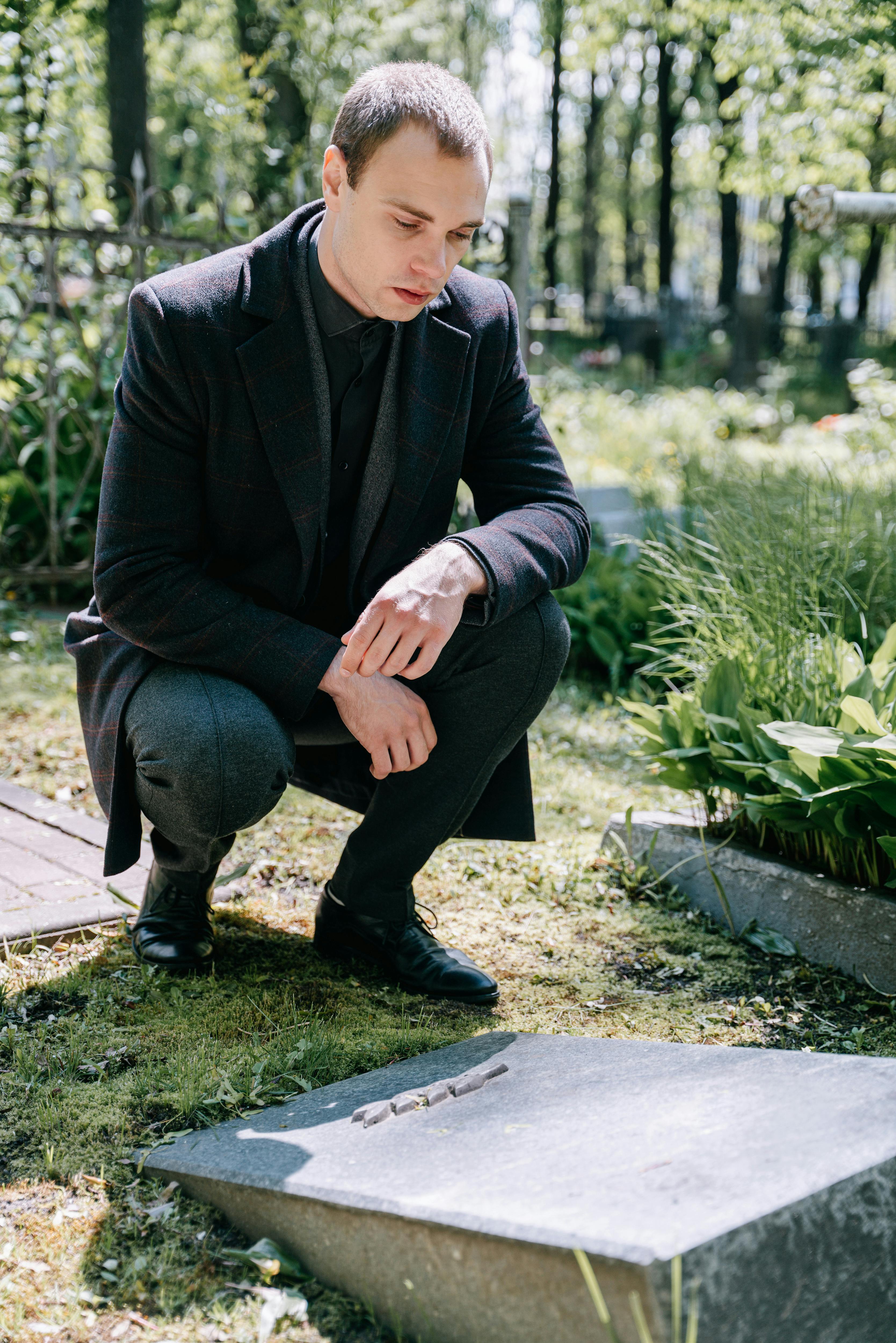 A man mourning his loved one | Source: Pexels