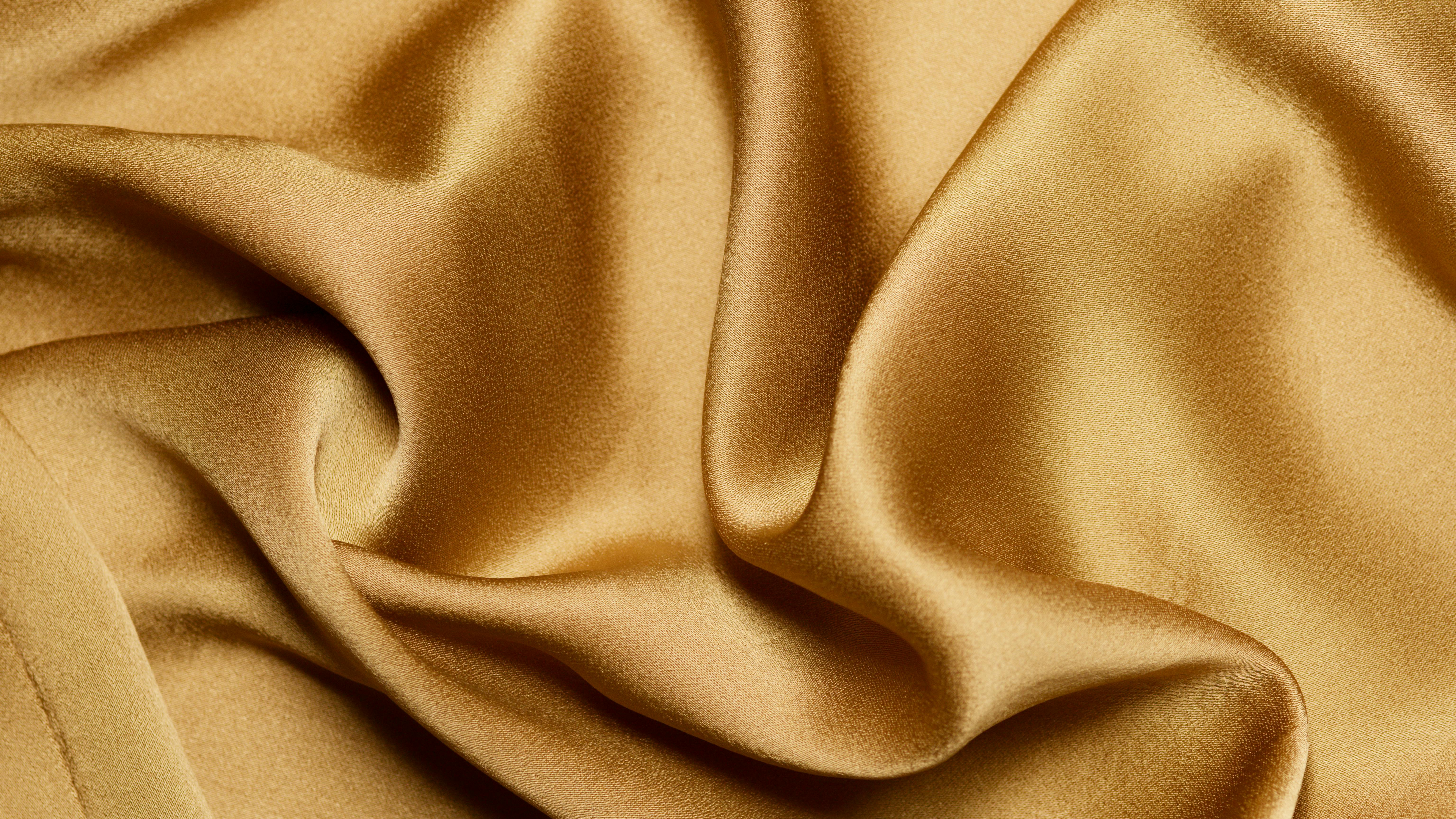 A gold scarf | Source: Pexels