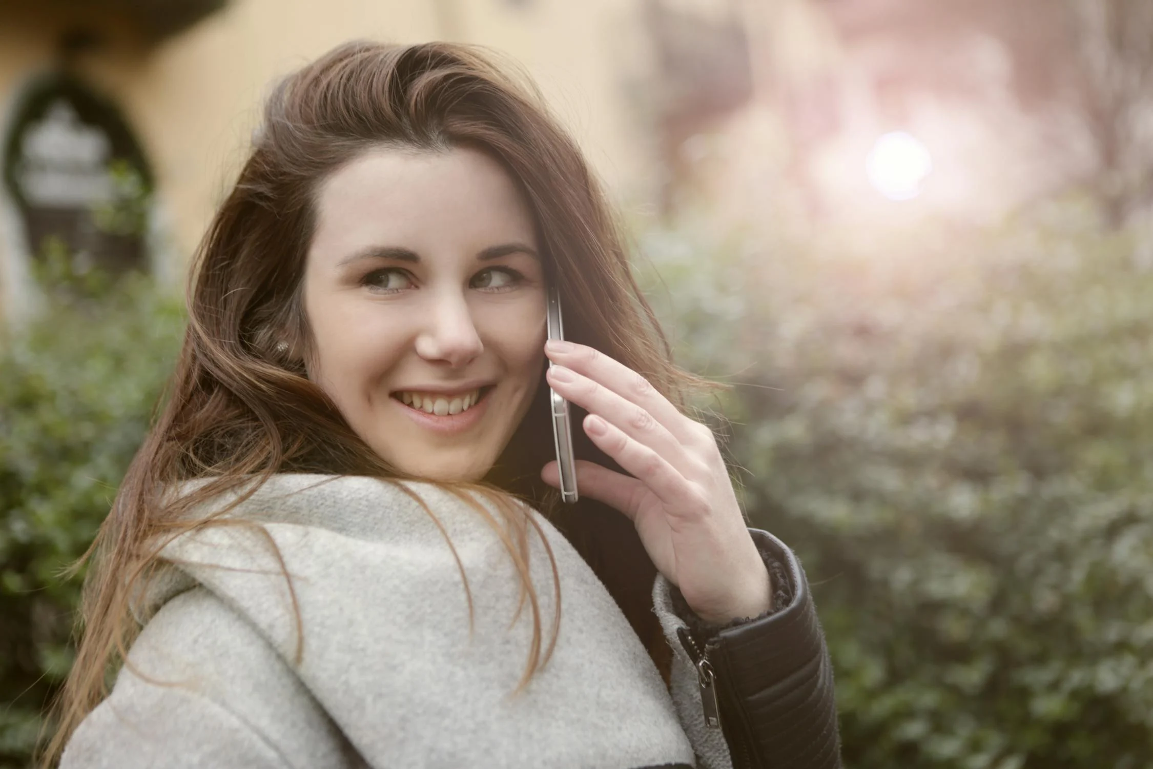 Uma mulher feliz falando ao telefone | Fonte: Pexels