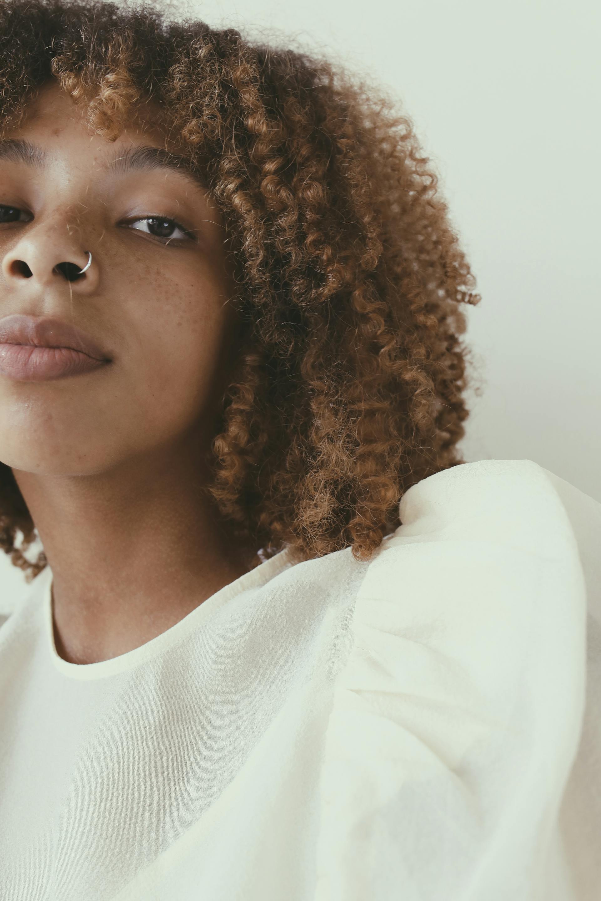 A woman staring thoughtfully to one side | Source: Pexels