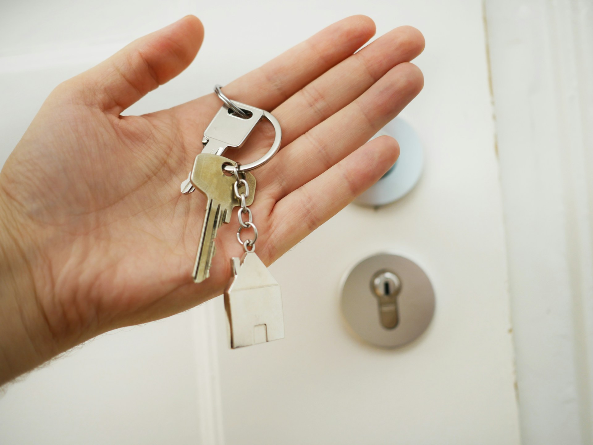 Close-up shot of a person holding a house key | Source: Unsplash